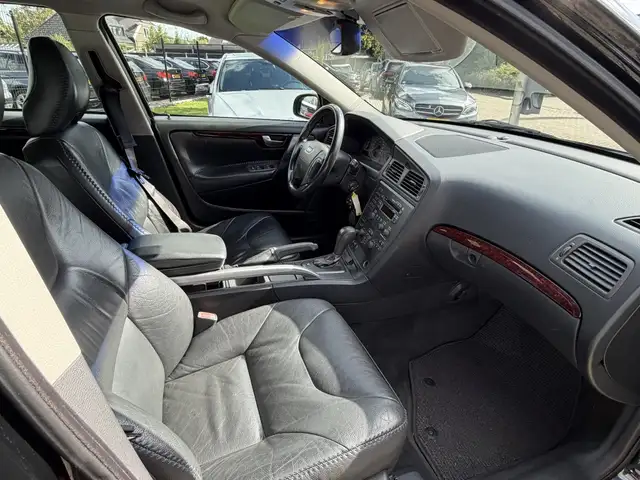 Volvo V70 view 4
