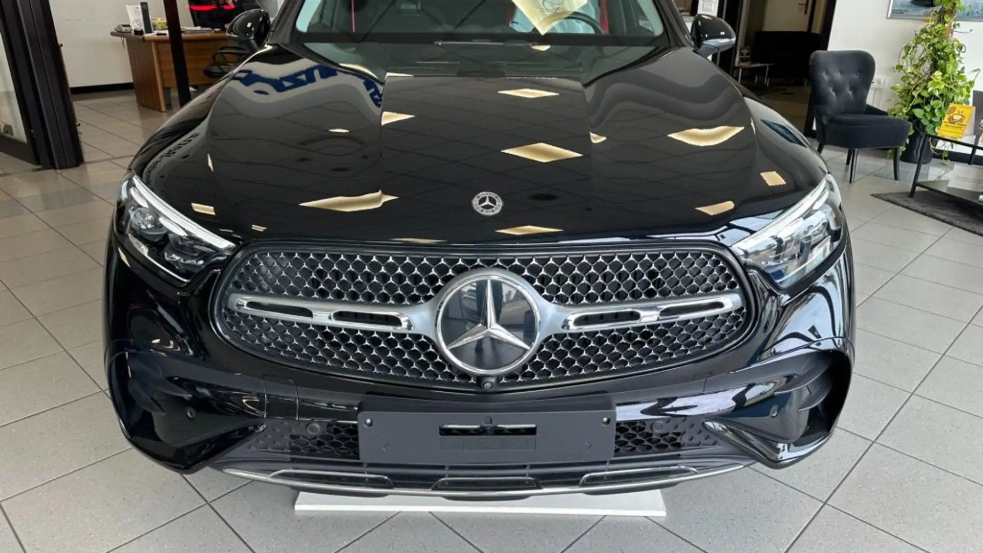 Mercedes-Benz GLC 220 d 4Matic Mild Hybrid AMG Line Premium Plus Schwarz - 2
