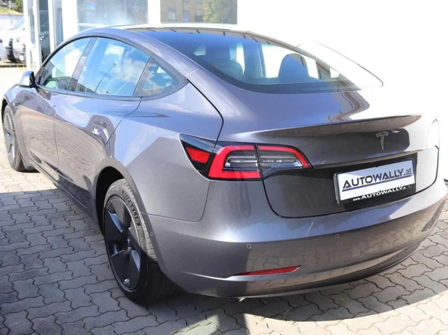 Tesla Model 3 Standard Range RWD Grau - 2