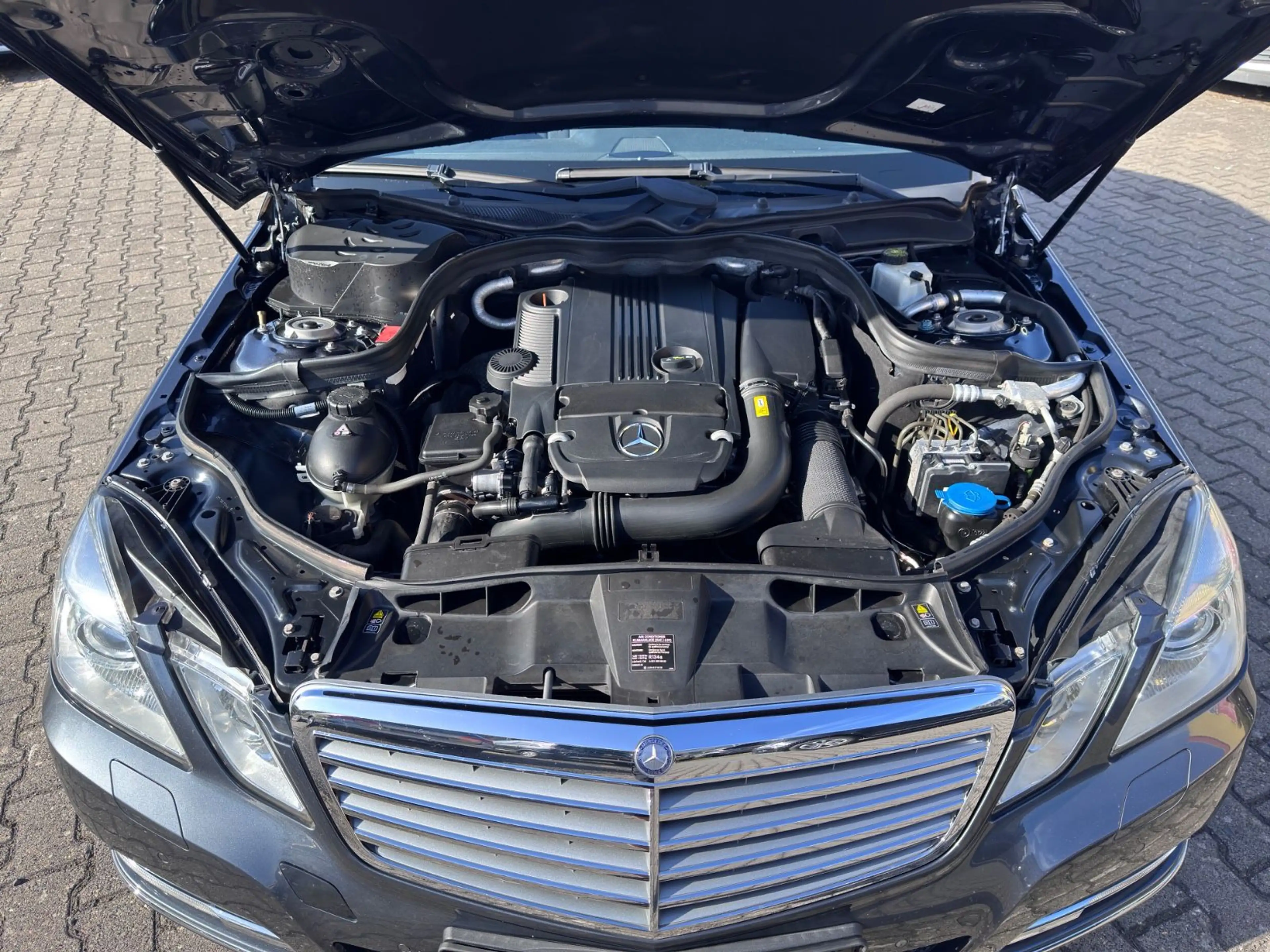 Mercedes-Benz E 250 E Lim.E 250 CGI BlueEfficiency — photo 15
