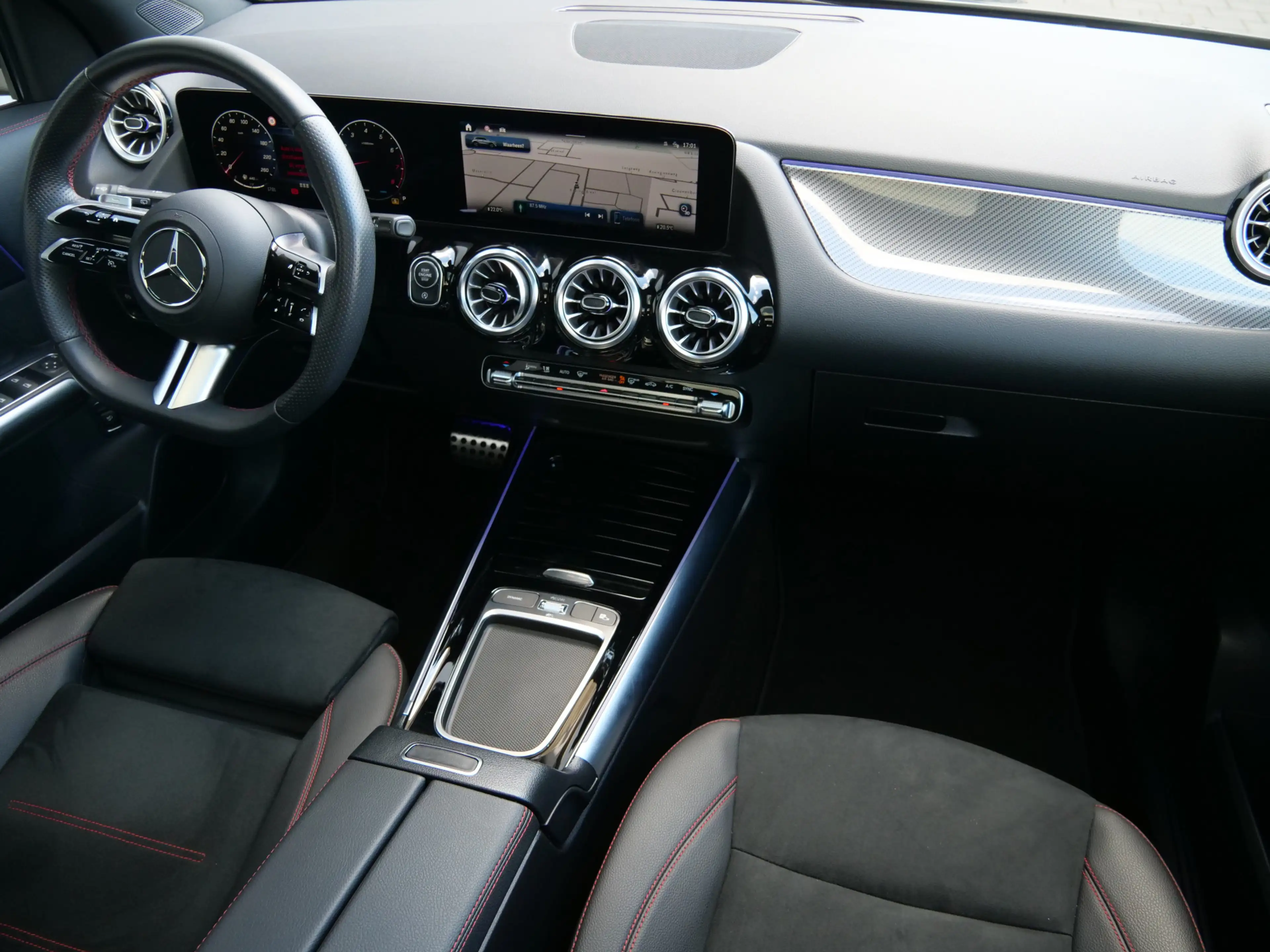 Mercedes-Benz GLA 180 AMG Line 136 Pk Automaat Navi / DAB / Pano-dak / C — photo 2