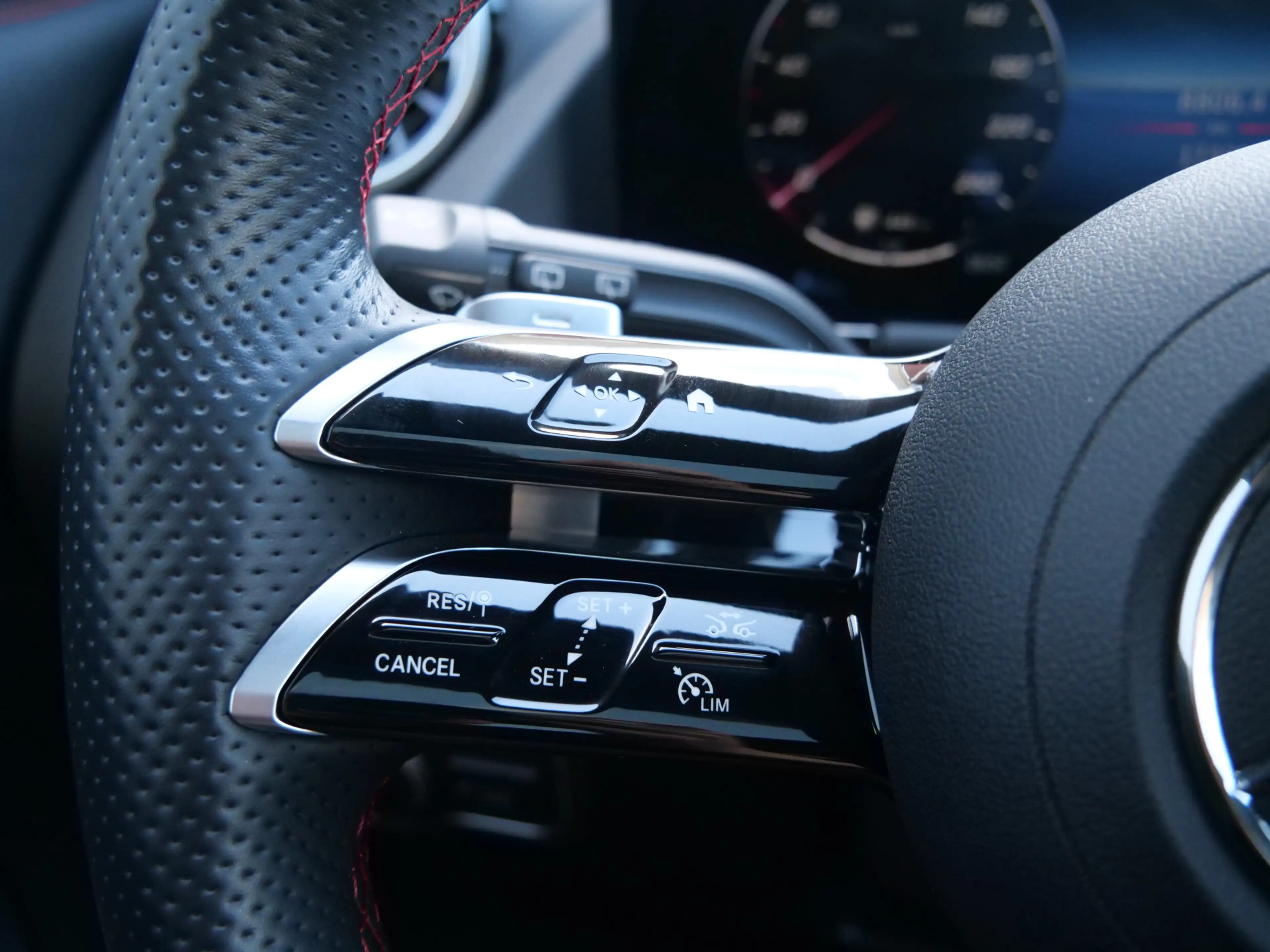 Mercedes-Benz GLA 180 AMG Line 136 Pk Automaat Navi / DAB / Pano-dak / C — photo 28