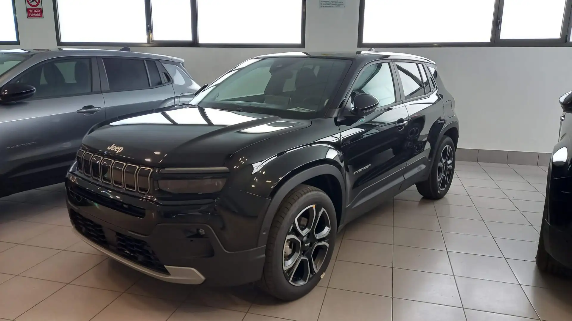 Jeep Avenger 1.2 Turbo MHEV Summit Чорний - 1
