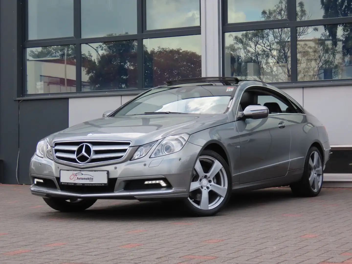 Mercedes-Benz E 350 Coupé Autom. Leder Memory Panorama Silber - 2