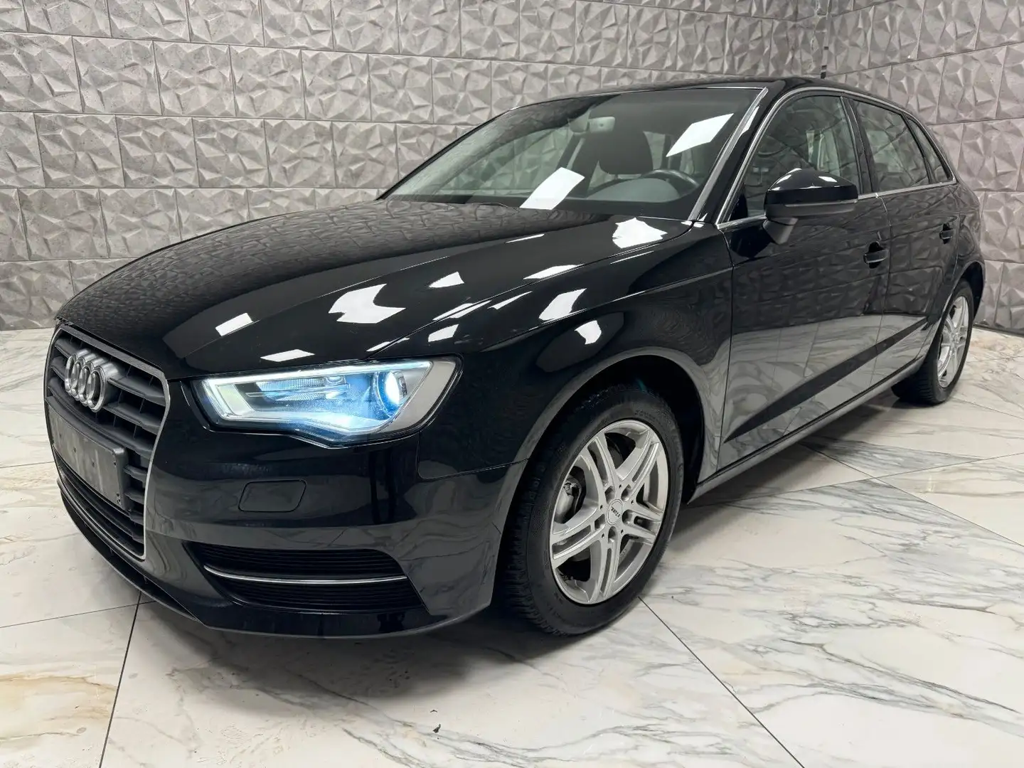 Audi A3 Sportback Intense Schwarz - 1