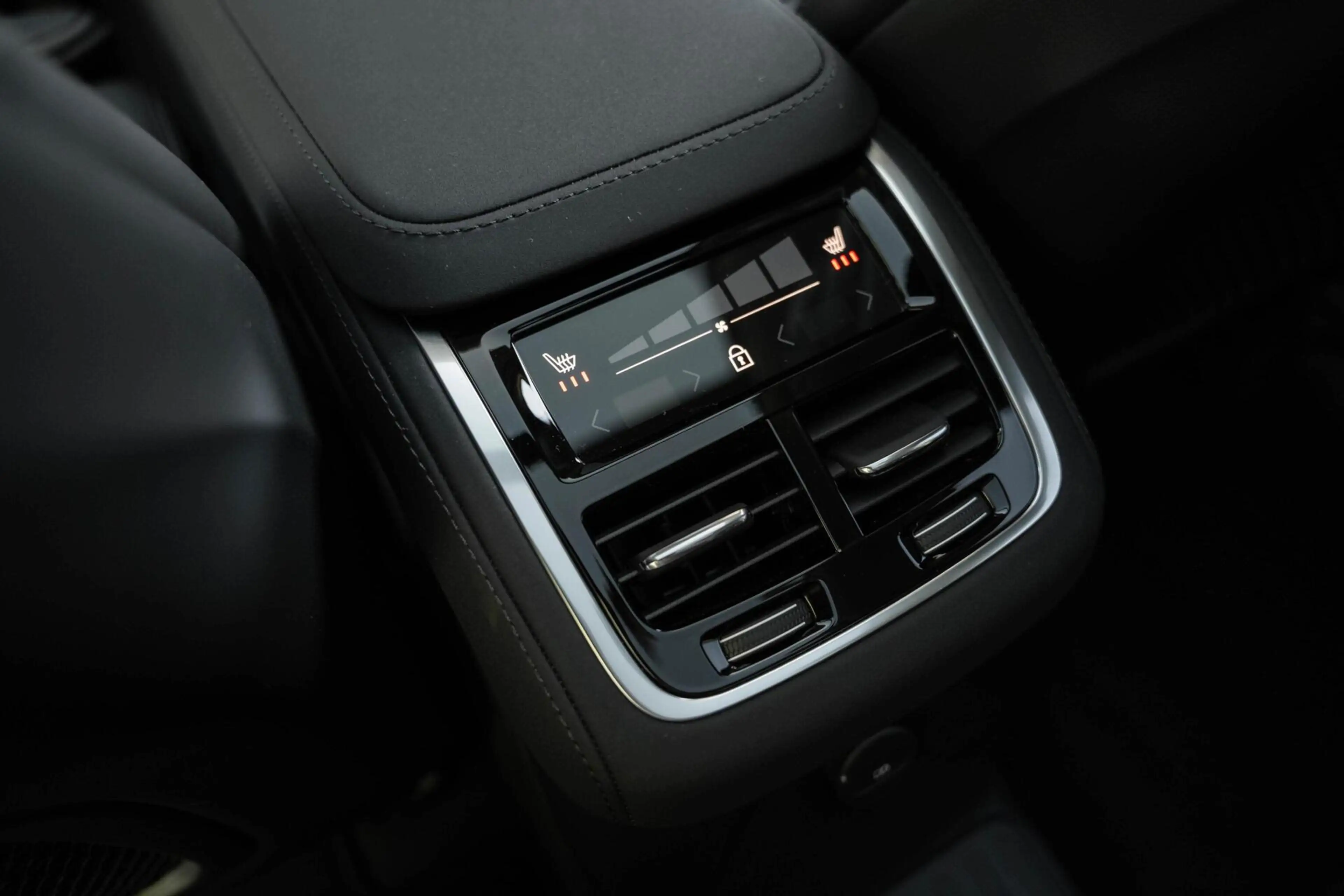 Volvo XC90 T8 Ultra Dark B&W Pano Lucht Trek HUD Massage 22 — photo 32