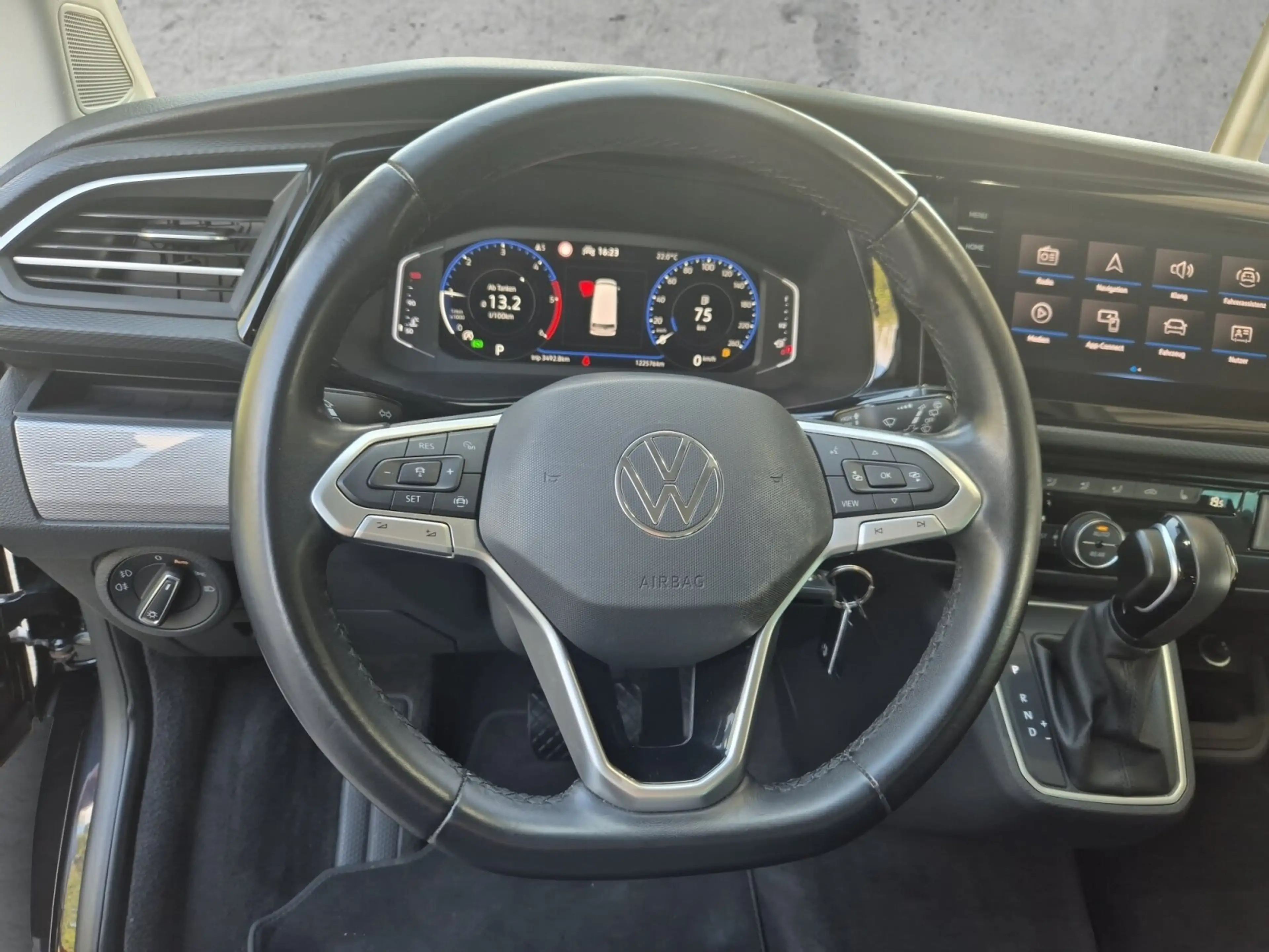 Volkswagen T6.1 Multivan 2.0 TDI DSG Generation Six +RFK+ACC+AHK+LED — photo 12