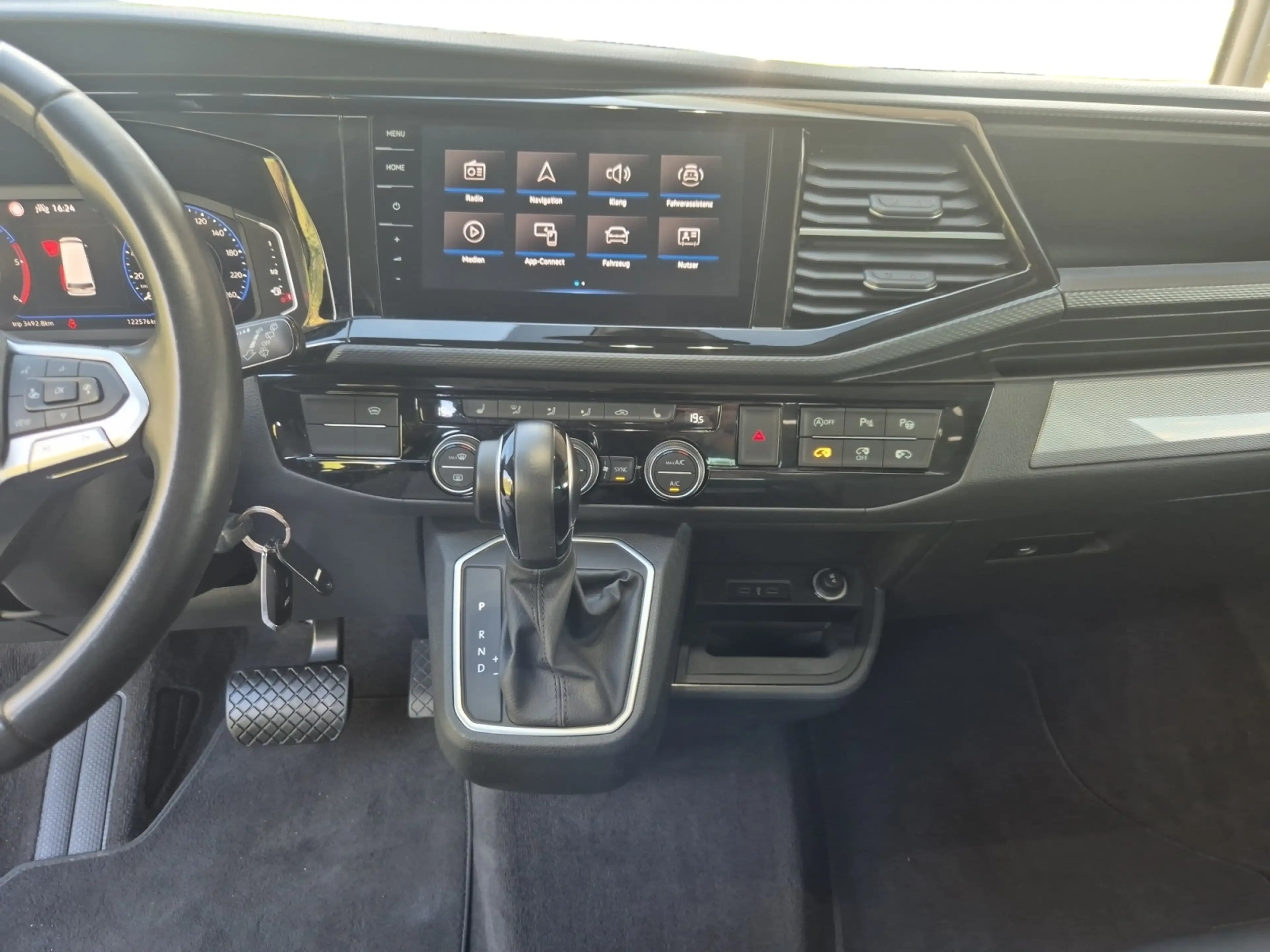 Volkswagen T6.1 Multivan 2.0 TDI DSG Generation Six +RFK+ACC+AHK+LED — photo 13