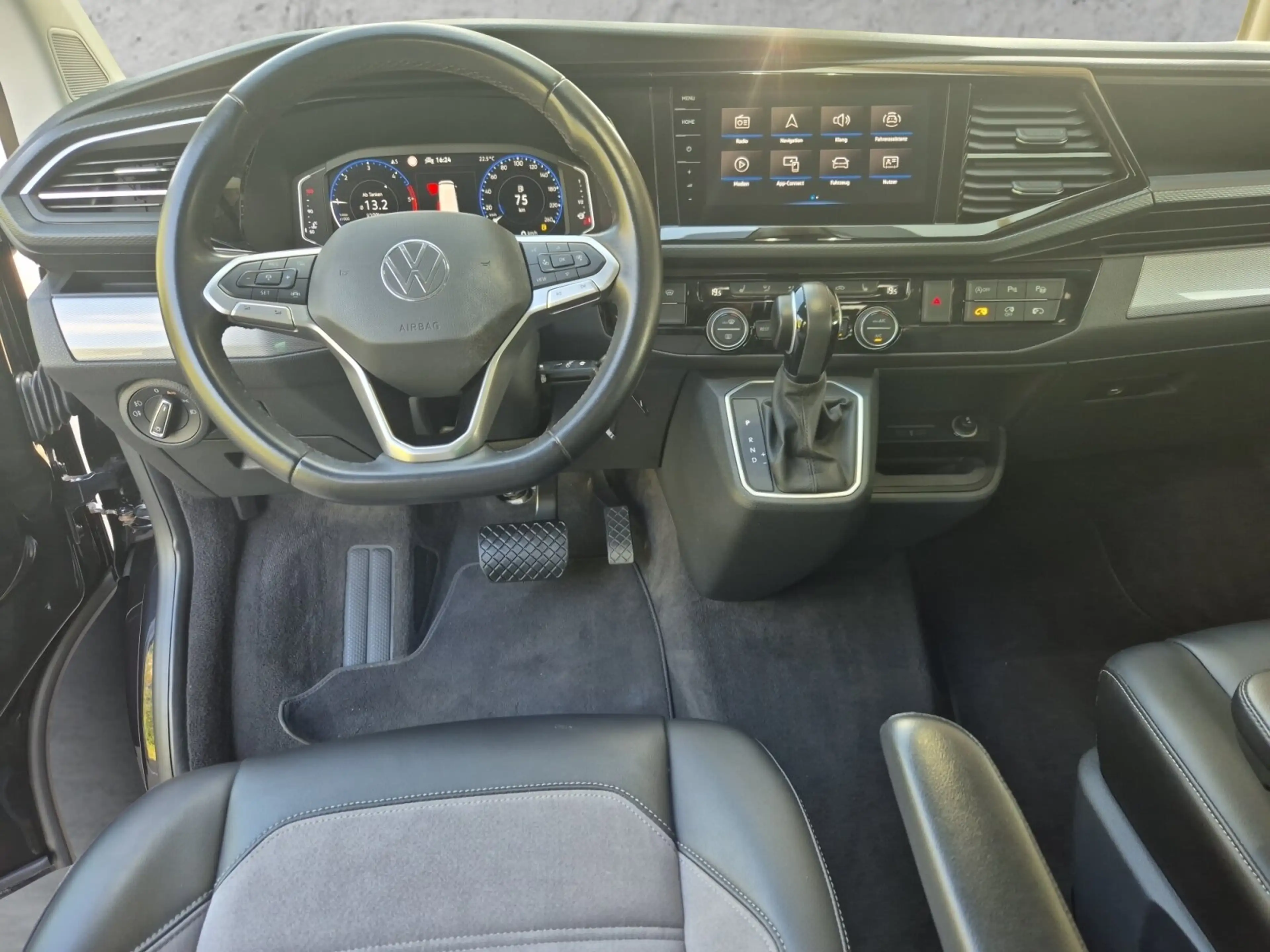 Volkswagen T6.1 Multivan 2.0 TDI DSG Generation Six +RFK+ACC+AHK+LED — photo 15