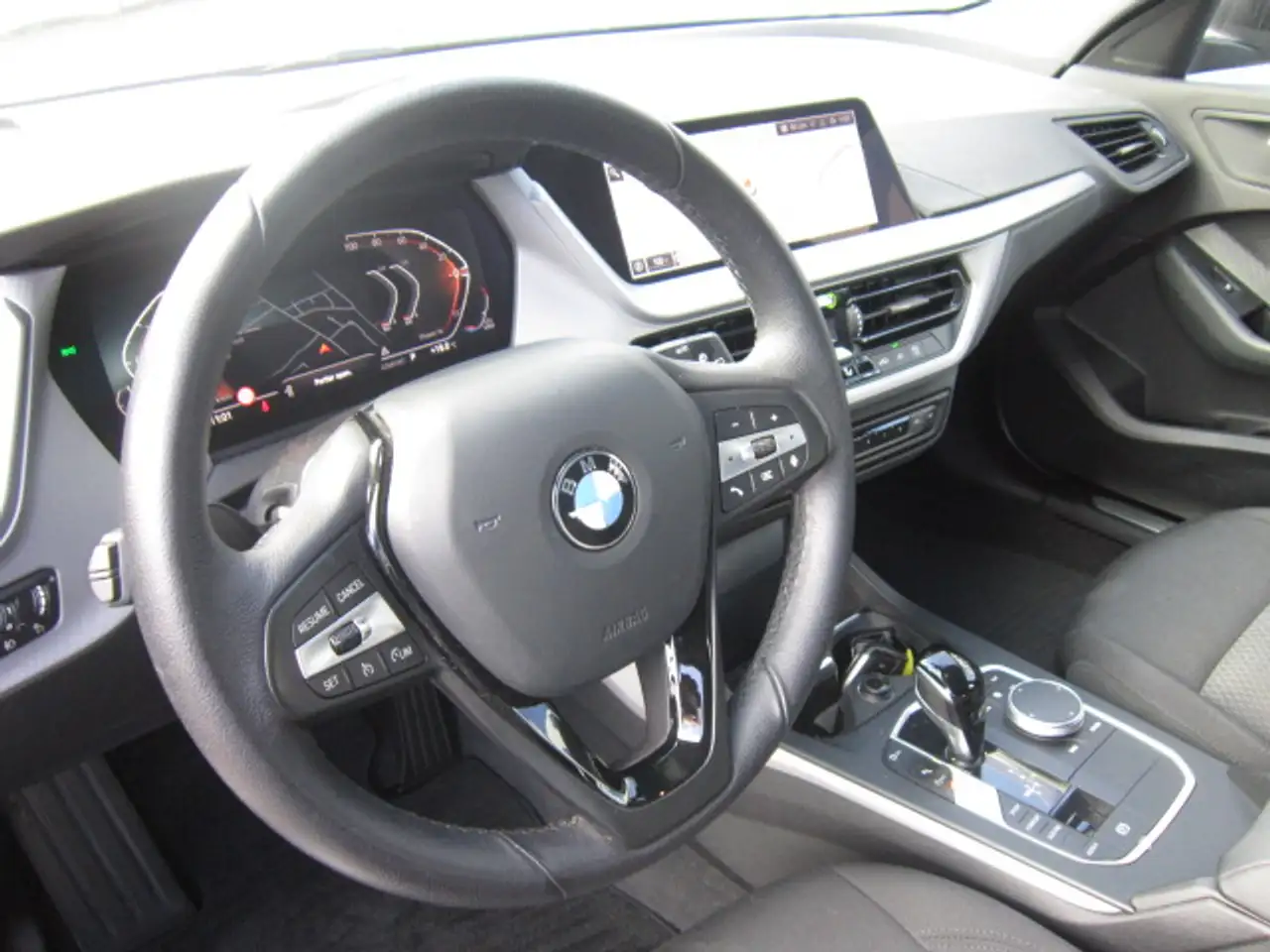 BMW 118 iA Hatch PROF NAVI + LIVE COCKPIT + CARPLAY + DAB, миниатюра 11