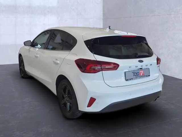 Ford Focus view 3