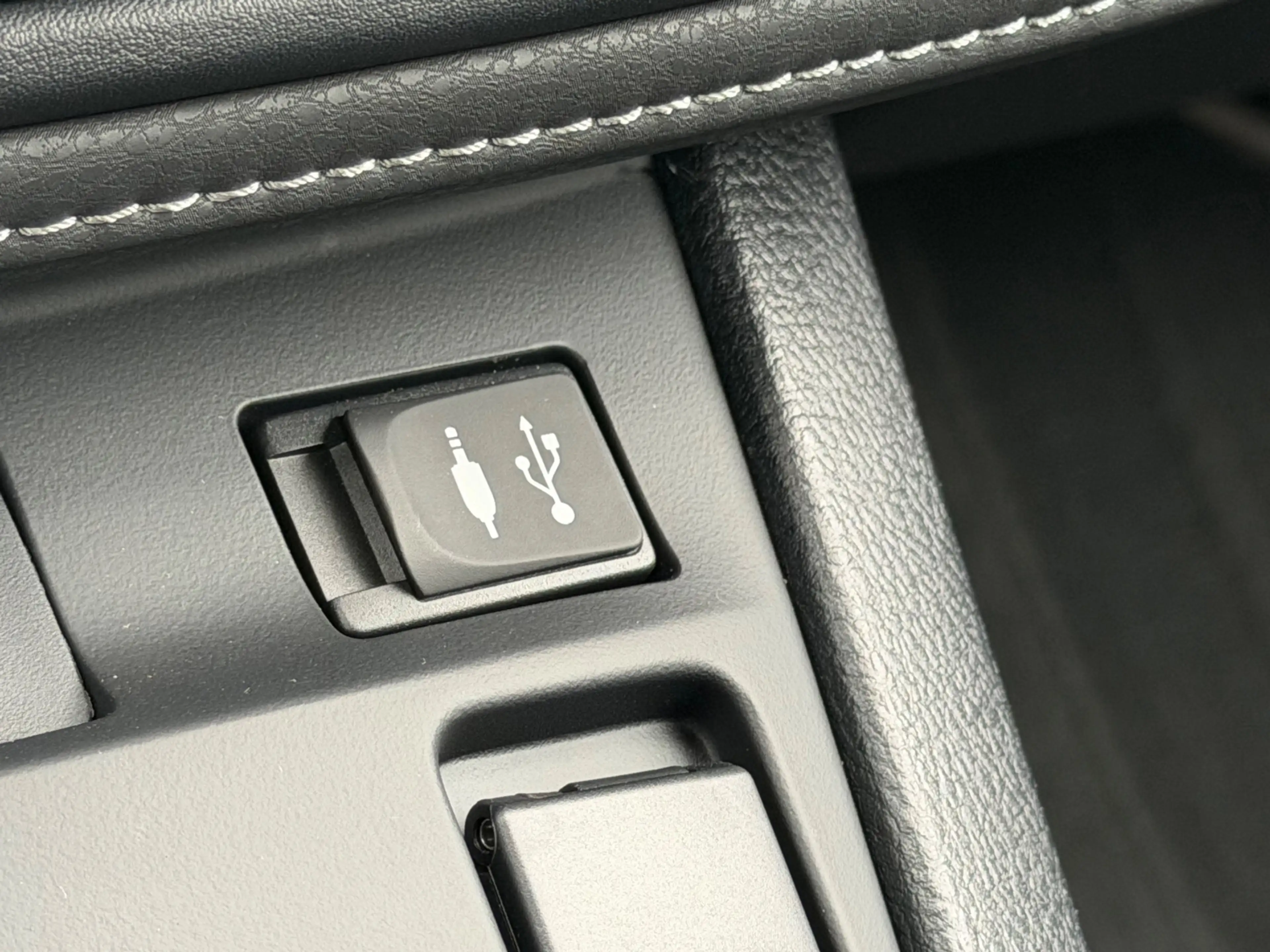 Toyota Auris Touring Sports 1.8 Hybrid Dynamic, KeyLess, Navi, — photo 44