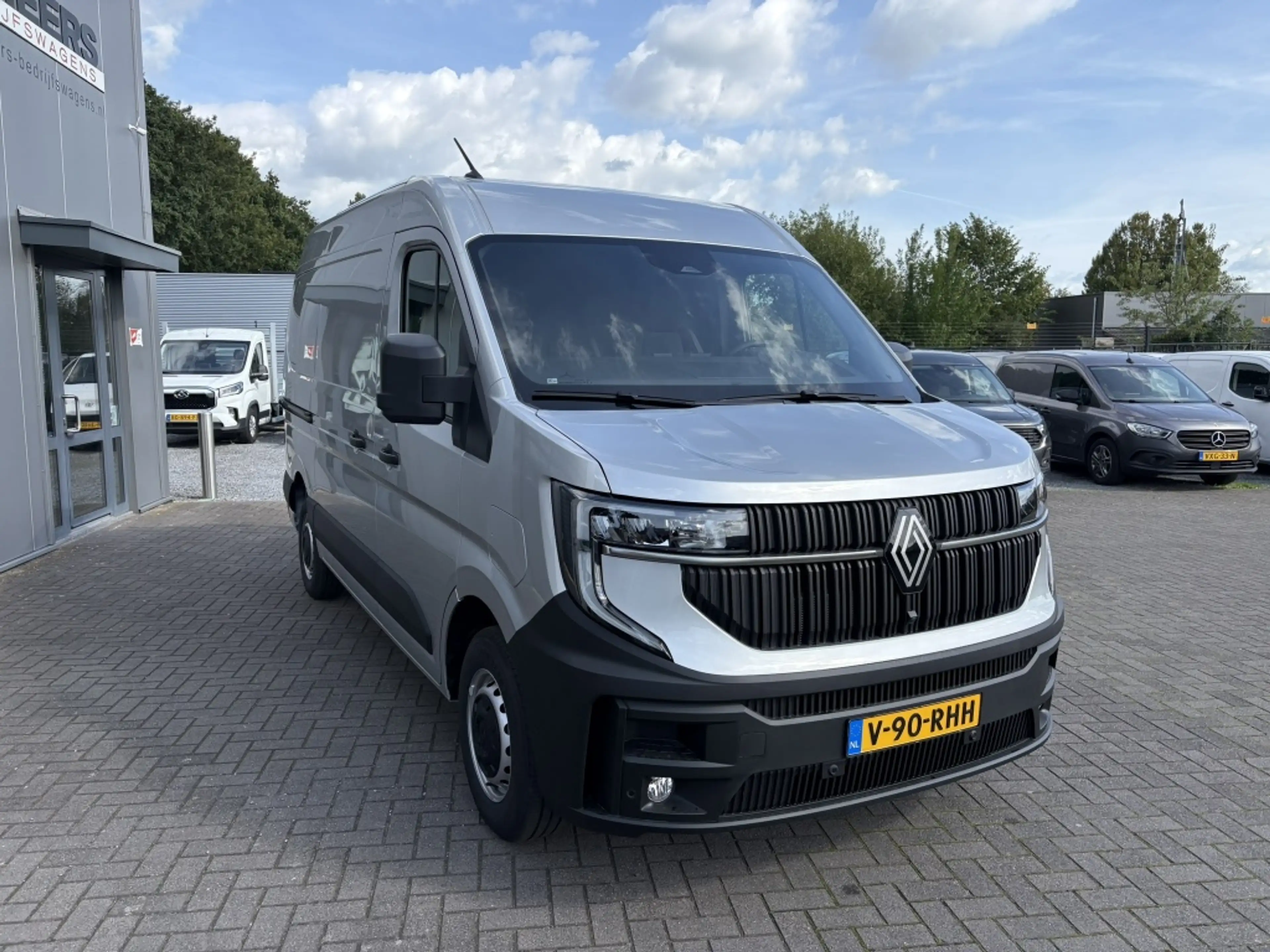Renault Master E-Tech T35 L2H2 Advance long range 87kWh — photo 4
