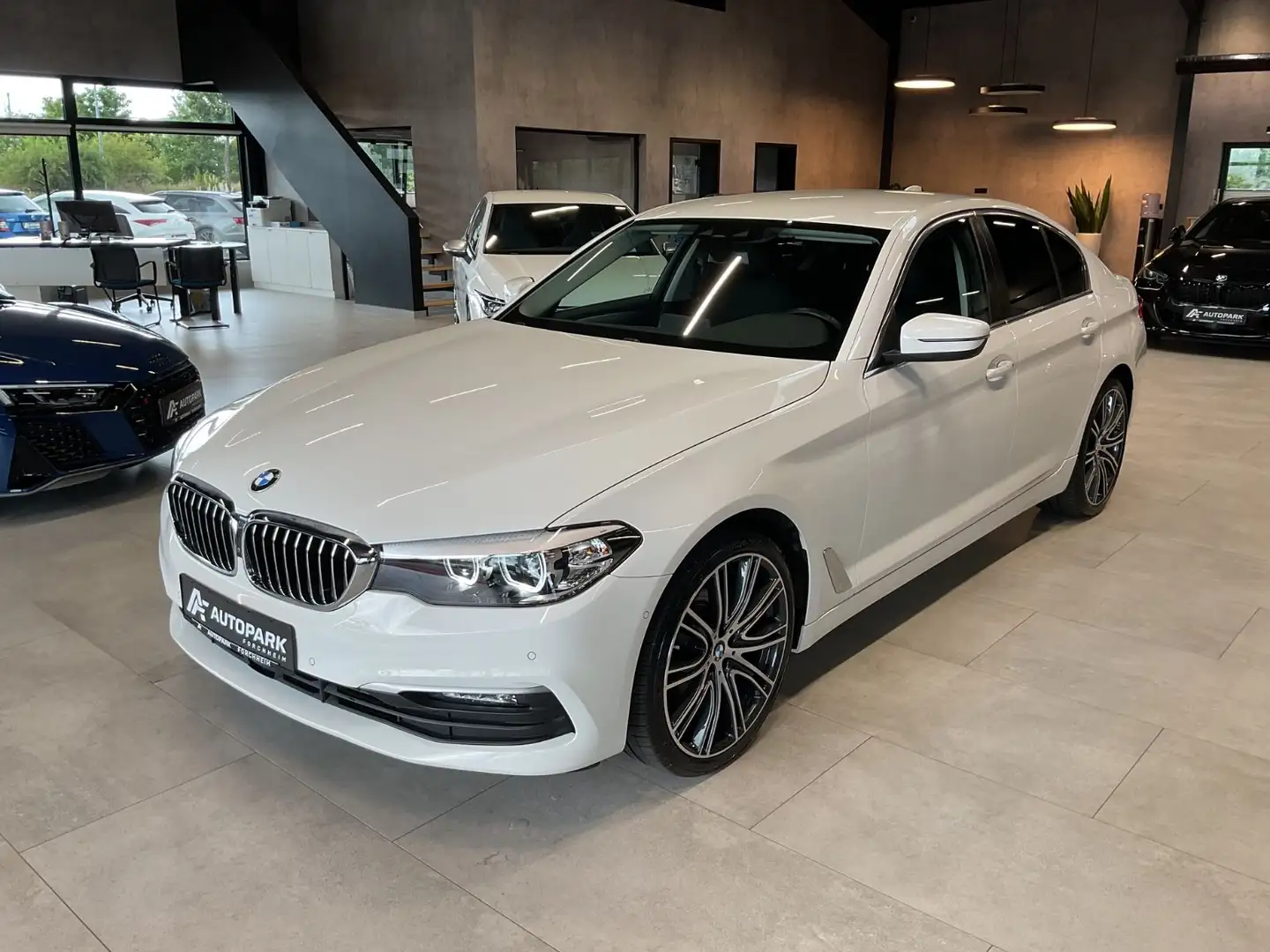 BMW 520 i LED Navi 20" M Felgen 360° Nur 11.600 Km Weiß - 1