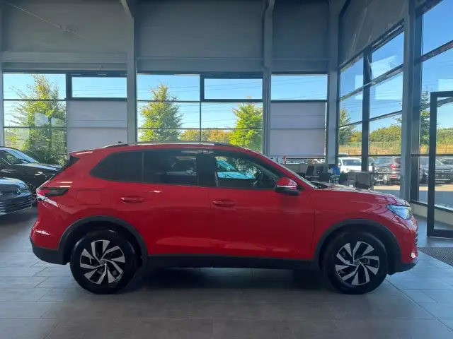 Volkswagen Tiguan view 4