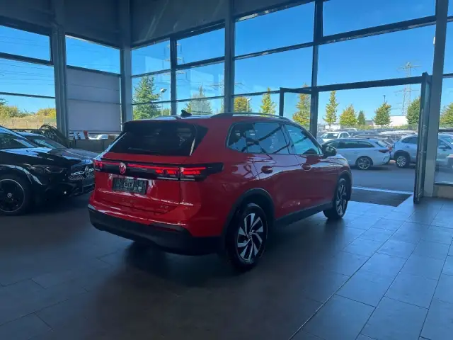 Volkswagen Tiguan view 5