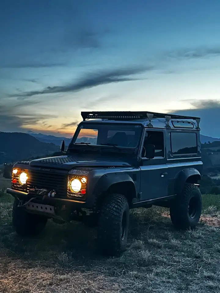 Land Rover Defender 90 2.5 td County SW, foto 2