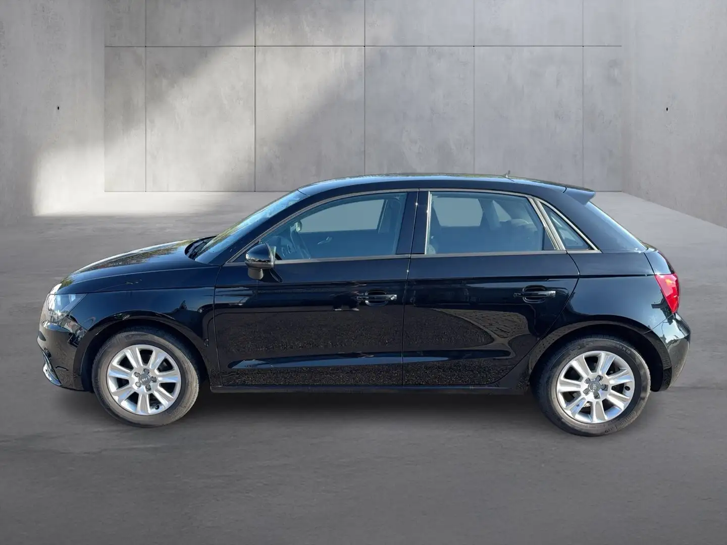 Audi A1 1.2 TFSI Attraction Schwarz - 2