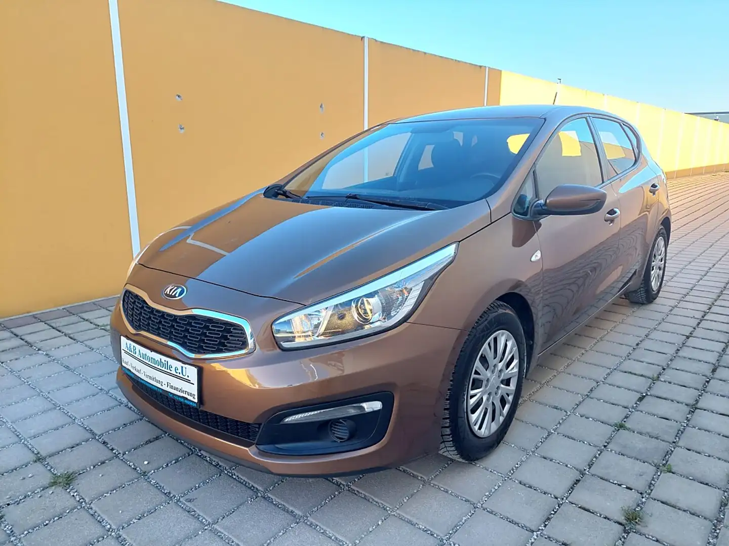 Kia Ceed / cee'd cee'd 1,6 CRDi Titan Finanzierung möglich Braun - 1