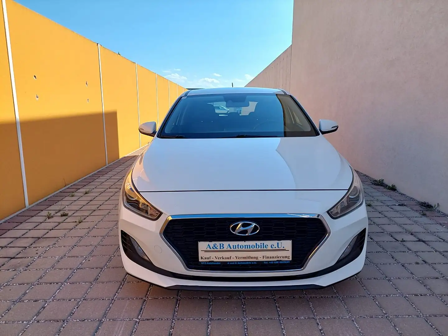 Hyundai i30 1,4 MPI Level 2 Erster Besitz Weiß - 1