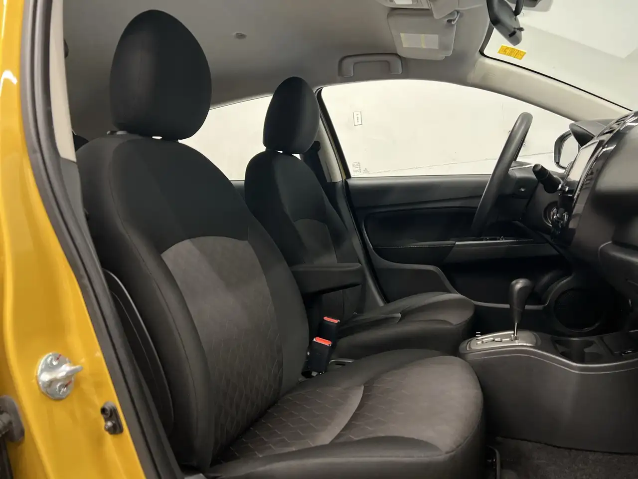 Mitsubishi Mirage снимка Mitsubishi Mirage