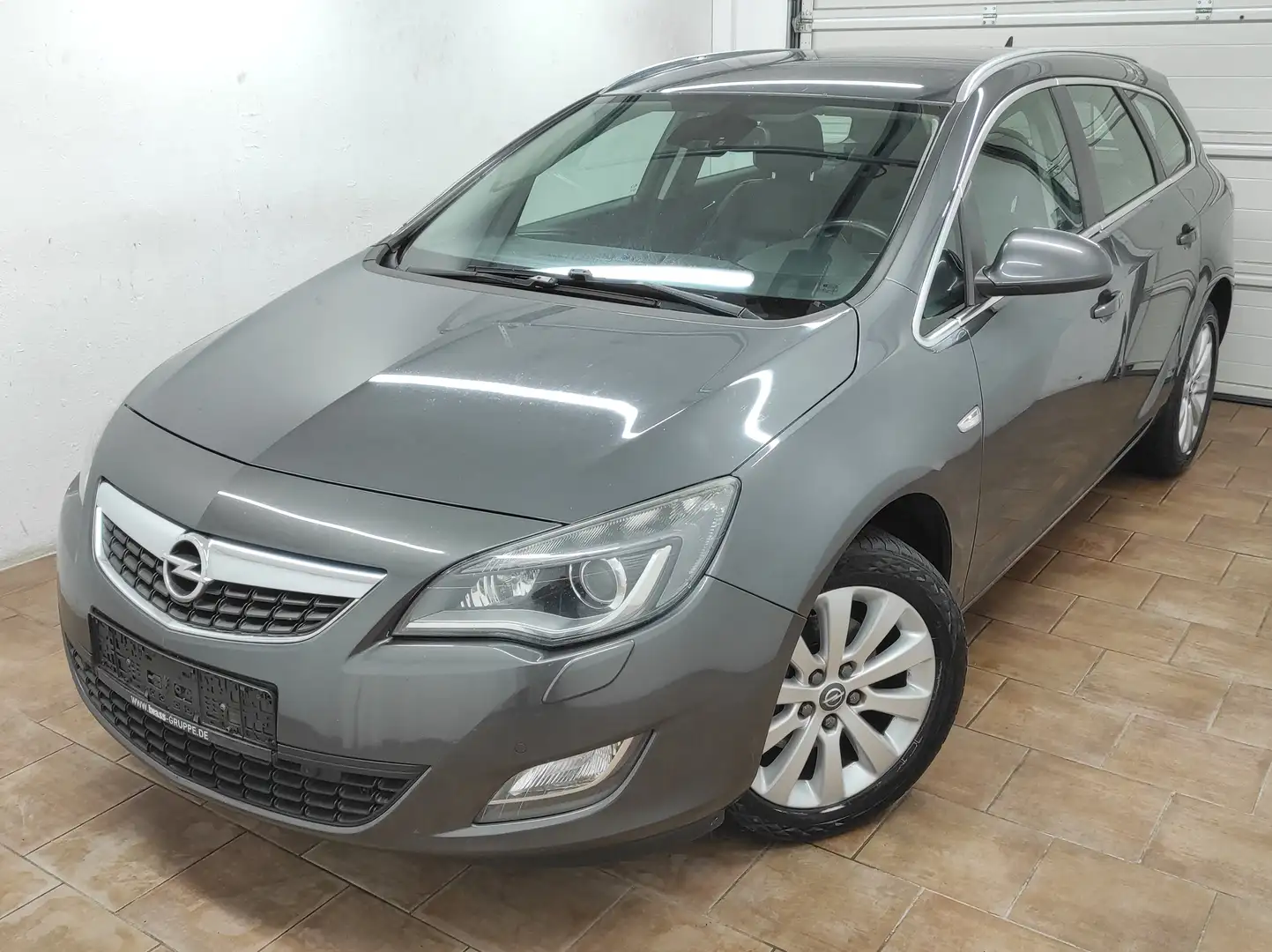 Opel Astra J 2.0 CDTI SPORTS TOURER NAVI XENON KLIMAA TEMP BC Grau - 2