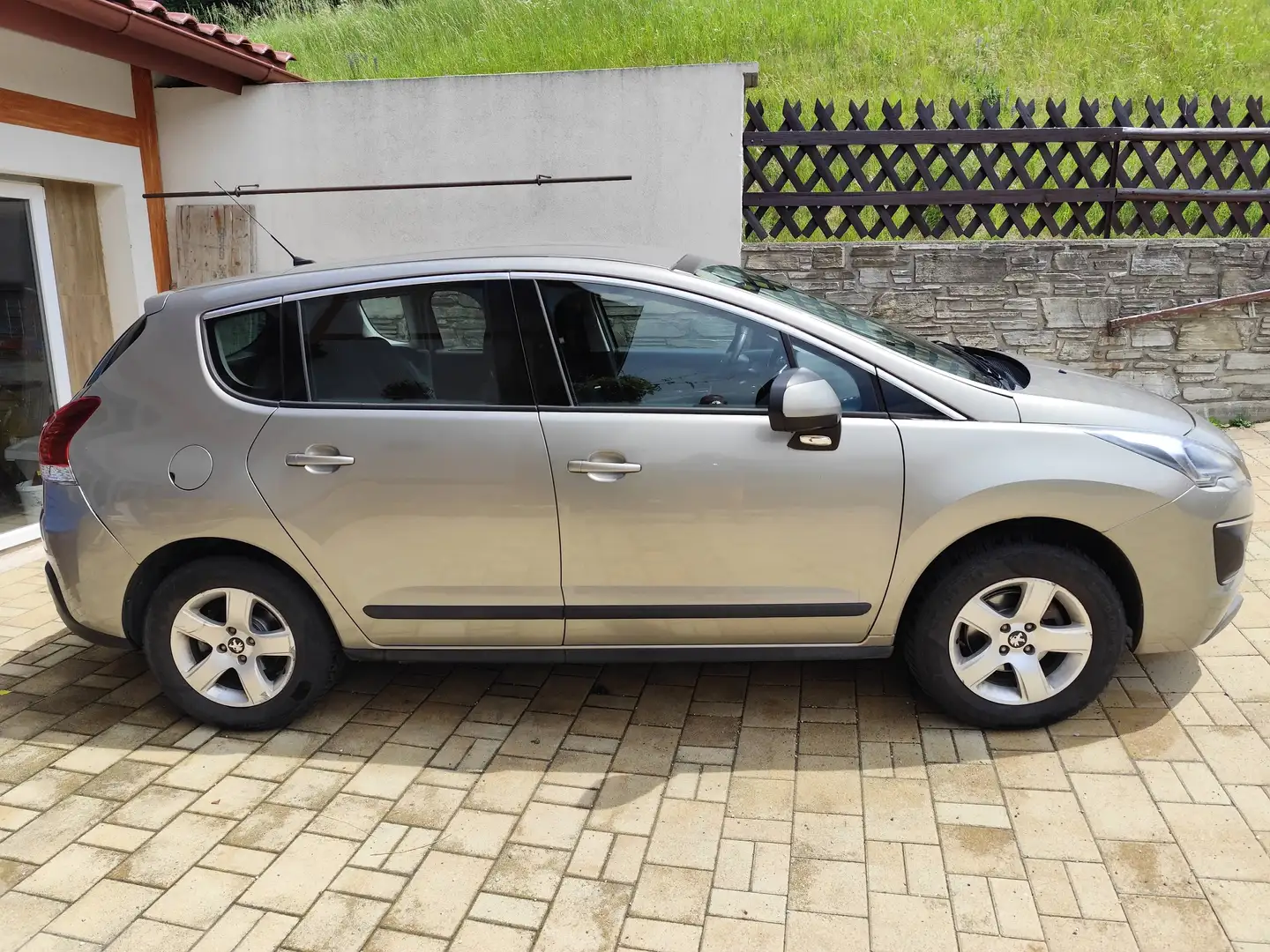 Peugeot 3008 3008 1,6 BlueHDi 120 S Grau - 1