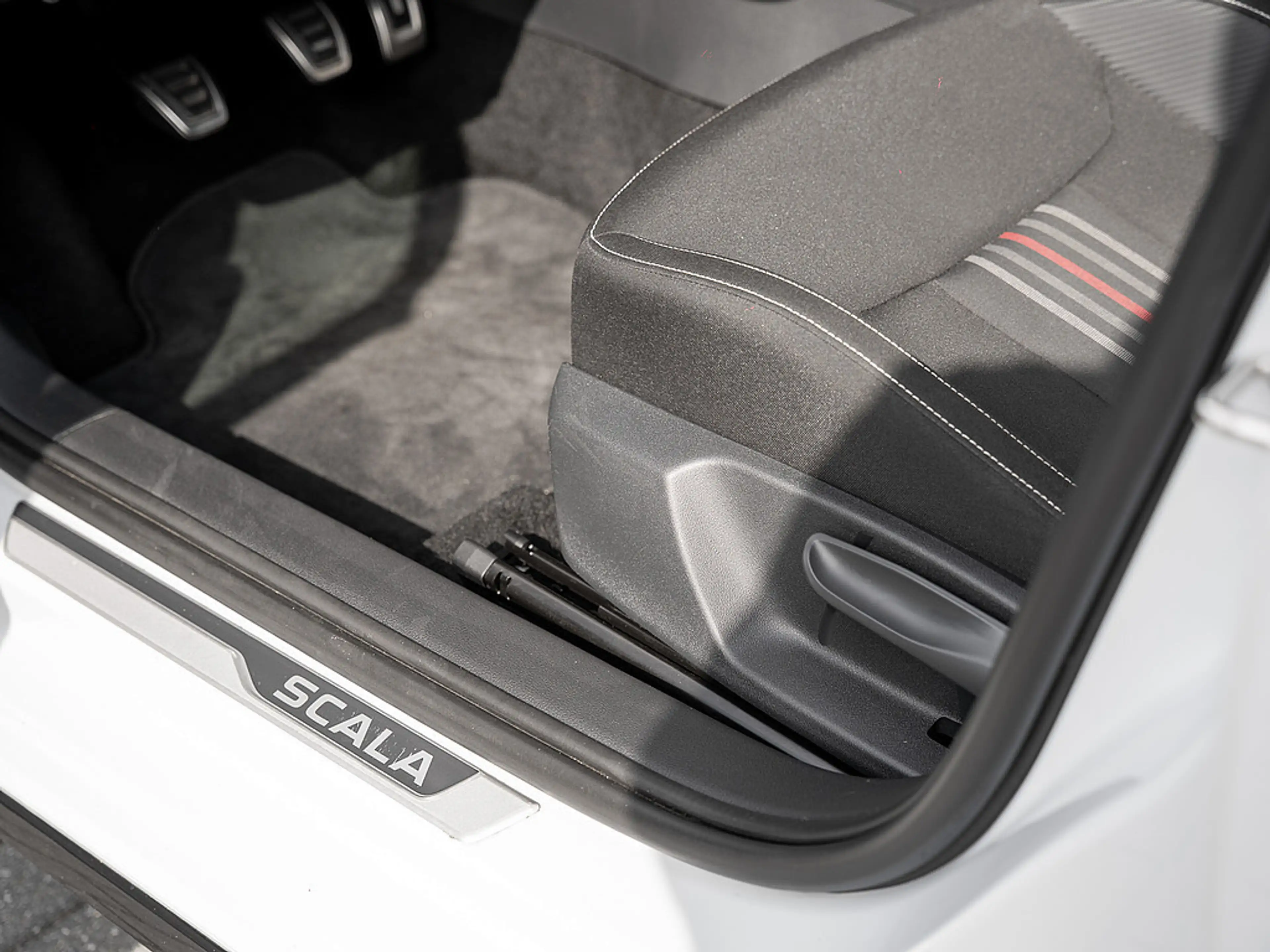 Skoda Scala 1.0 TSI Monte Carlo PANO KAM MATRIX SHZ — photo 14