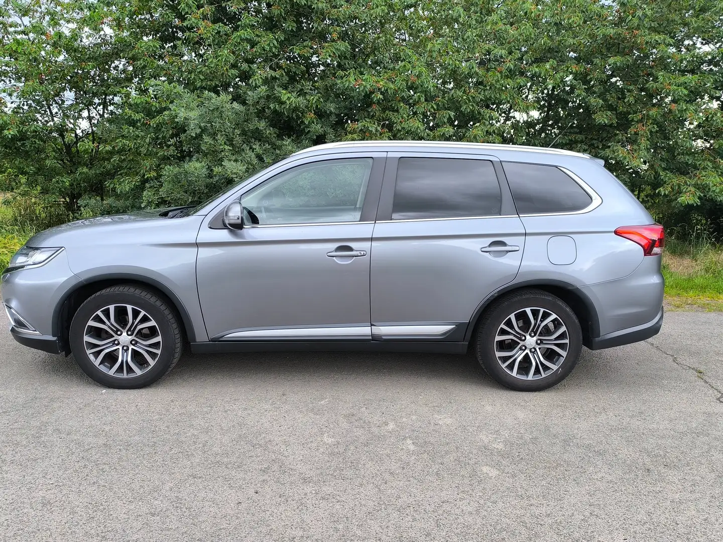 Mitsubishi Outlander ClearTec 4WD, Navi, Klima, 7 Sitzer Grau - 2