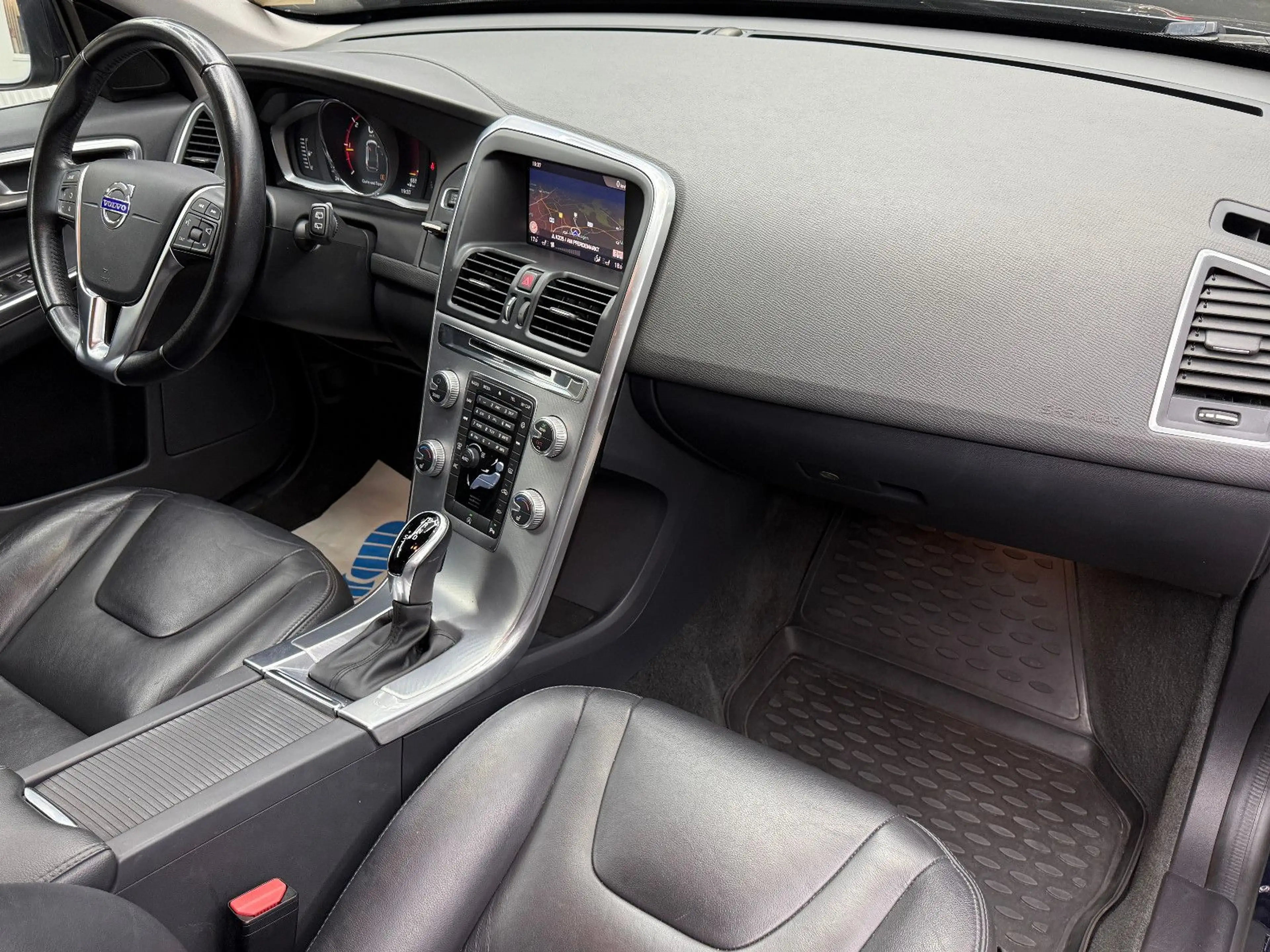 Volvo XC60 2.0 D3 Summum 2WD / Autom. Xenon Navi SHZ — photo 7