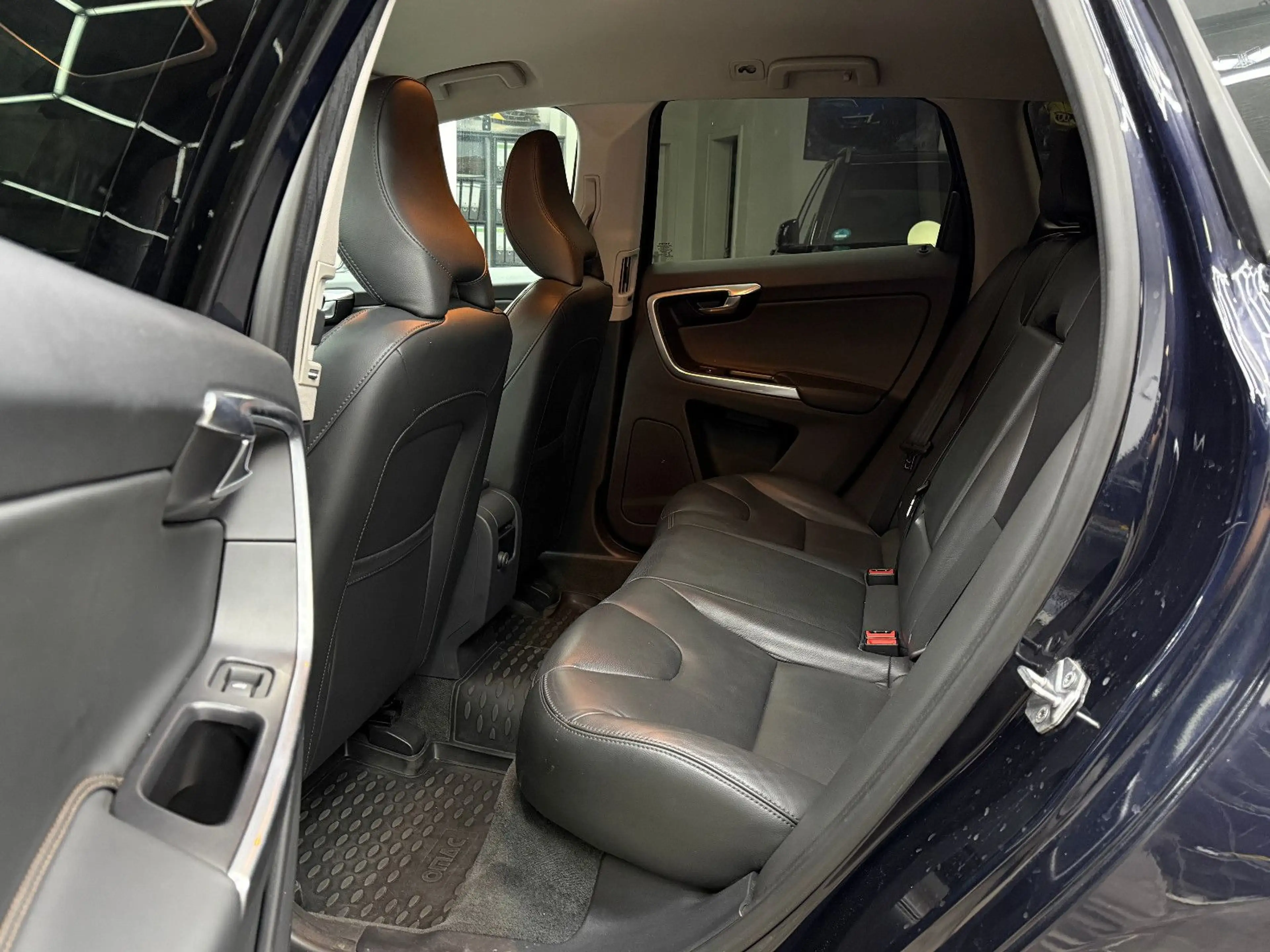 Volvo XC60 2.0 D3 Summum 2WD / Autom. Xenon Navi SHZ — photo 12