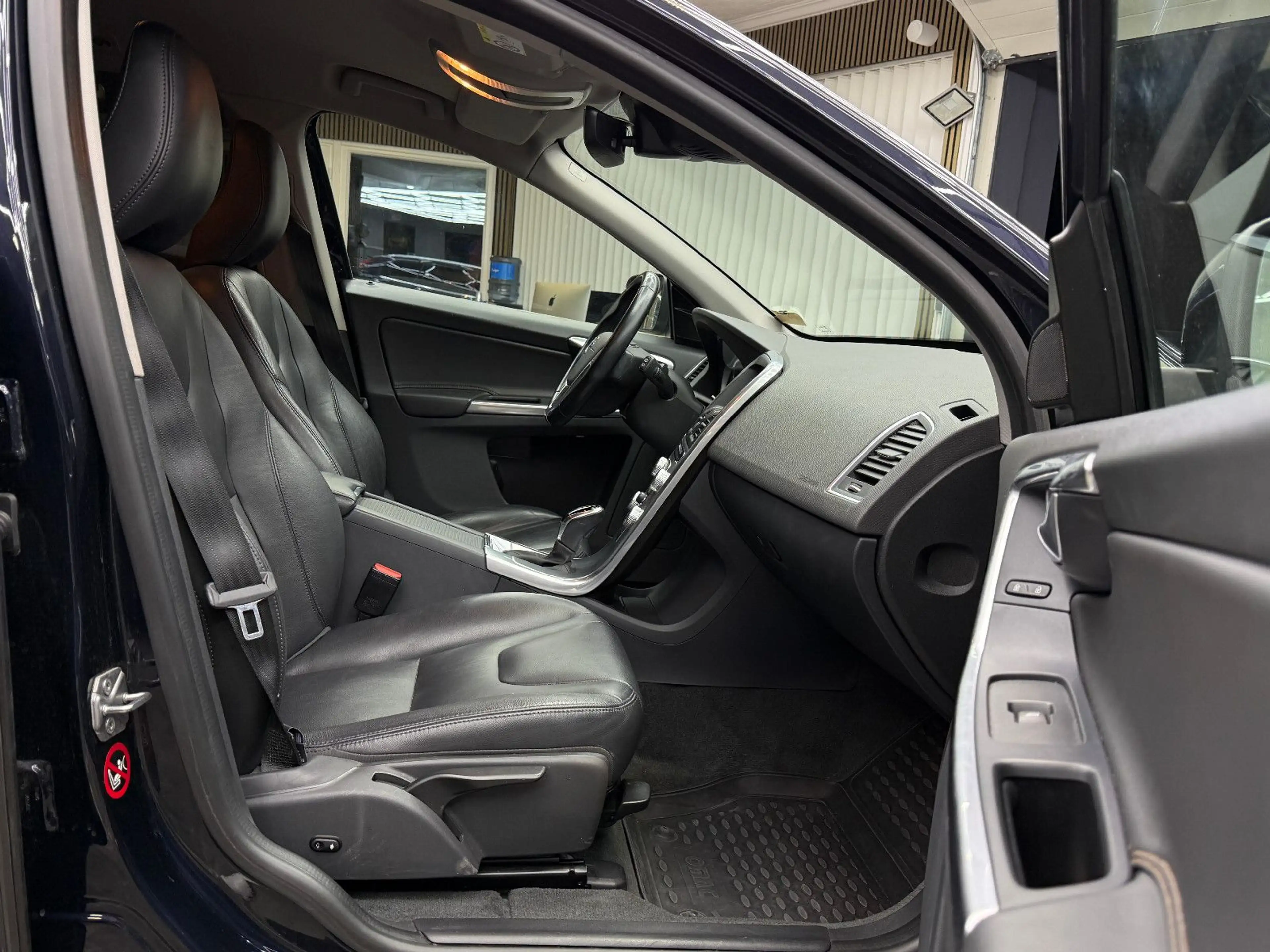 Volvo XC60 2.0 D3 Summum 2WD / Autom. Xenon Navi SHZ — photo 14