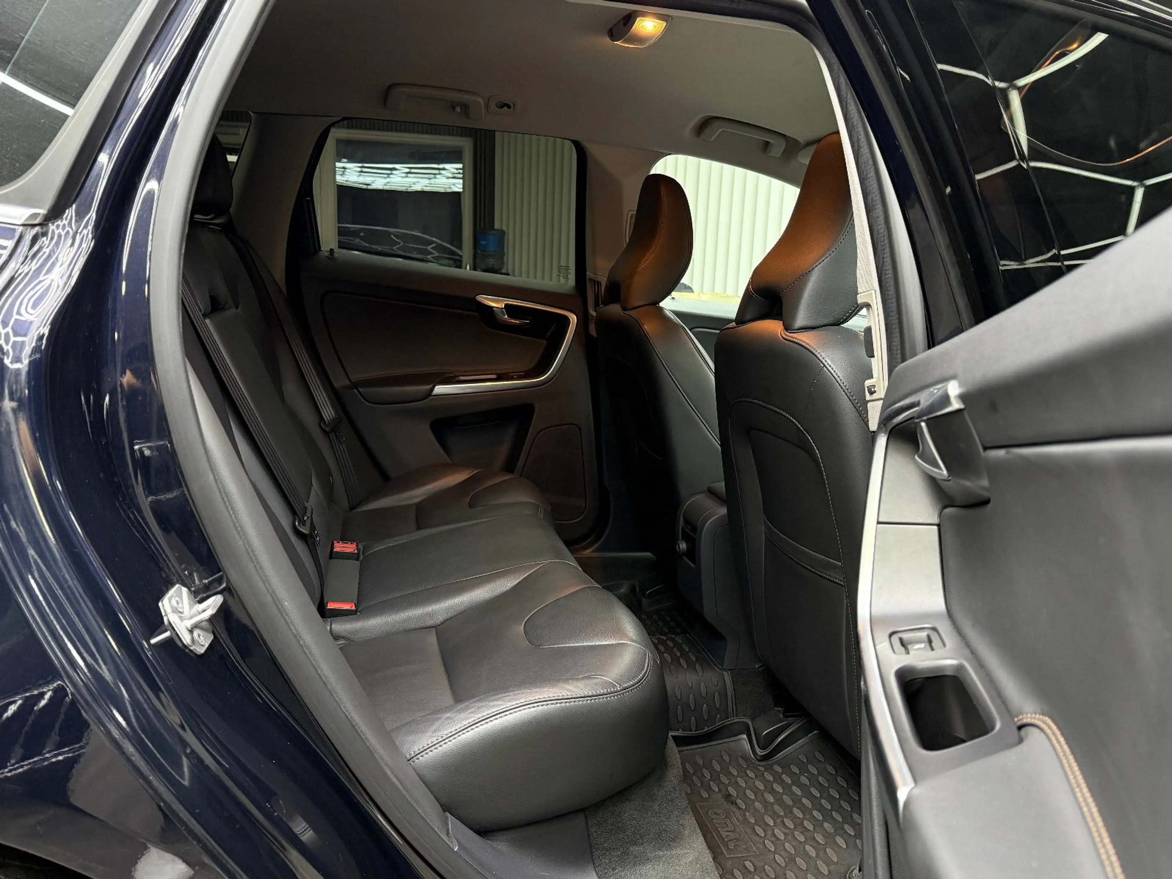 Volvo XC60 2.0 D3 Summum 2WD / Autom. Xenon Navi SHZ — photo 13
