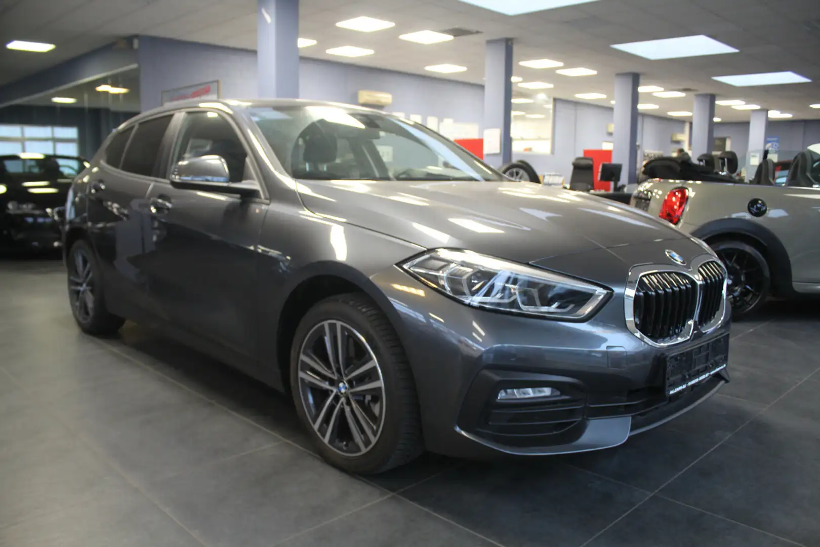 BMW 120 120i Aut. Advantage Grau - 1