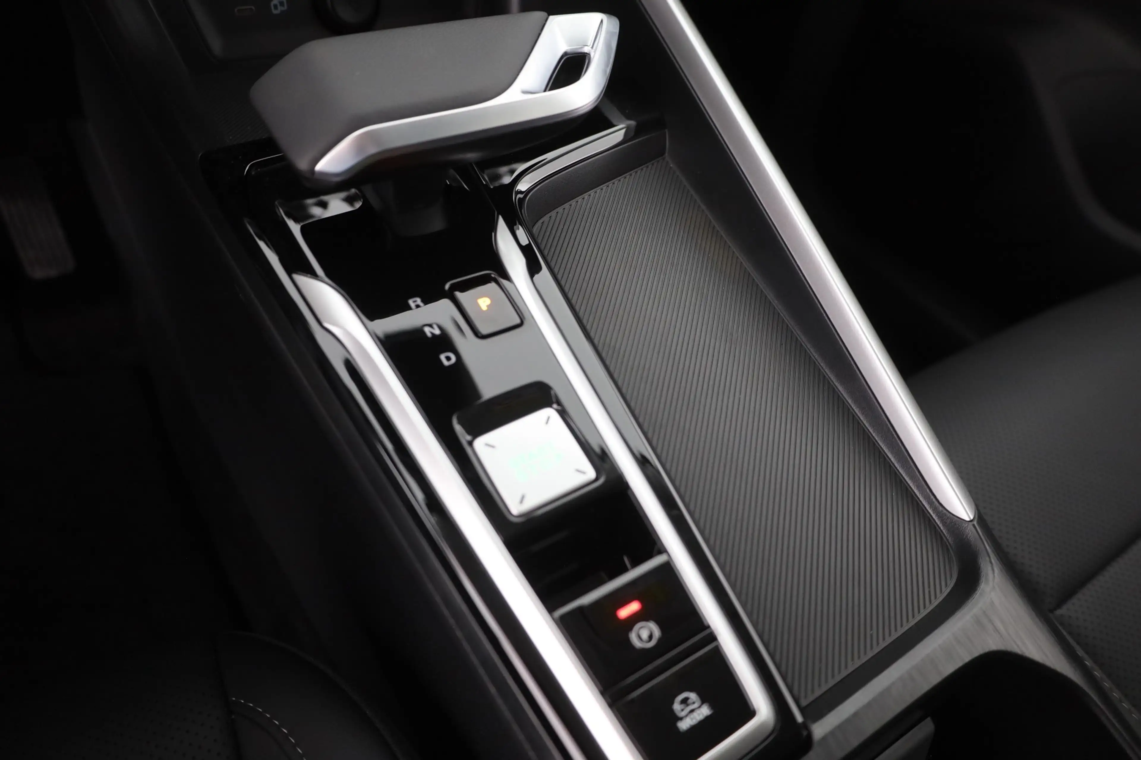 MG ZS 1.5 Hybrid Luxury Aut. LED ACC Navi 360° — photo 13