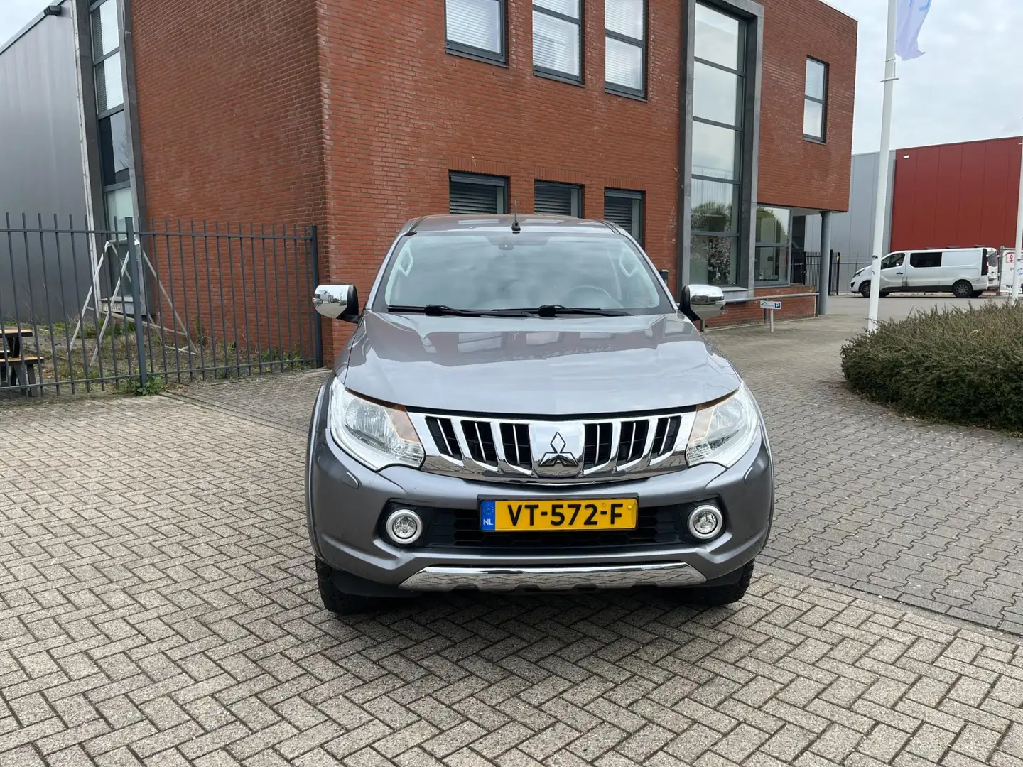 Mitsubishi L200 2.4 DI-D Club Cab Intense - 2