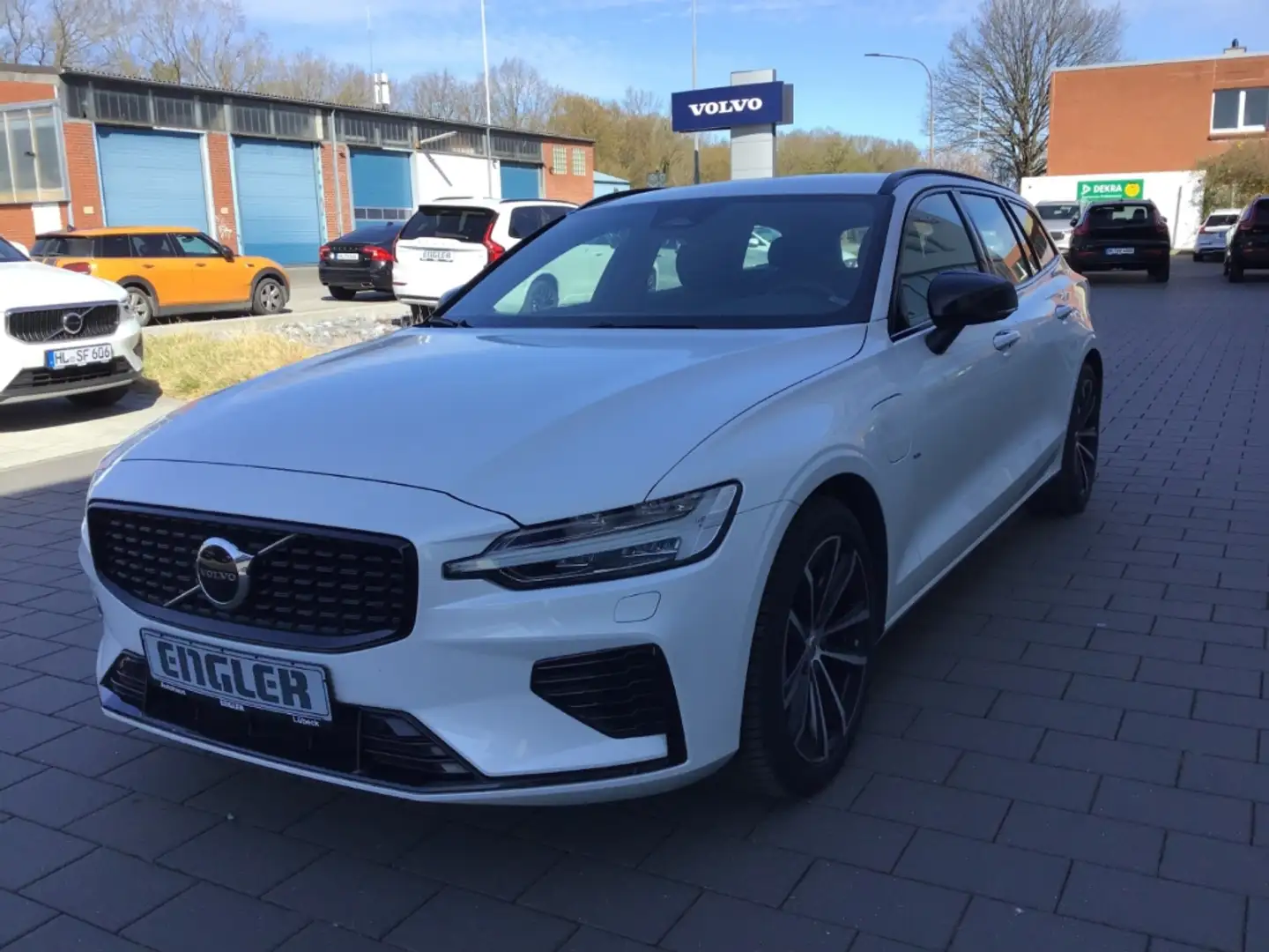 Volvo V60 T6 Plus Dark AWD Keyless Cam AHK Weiß - 2