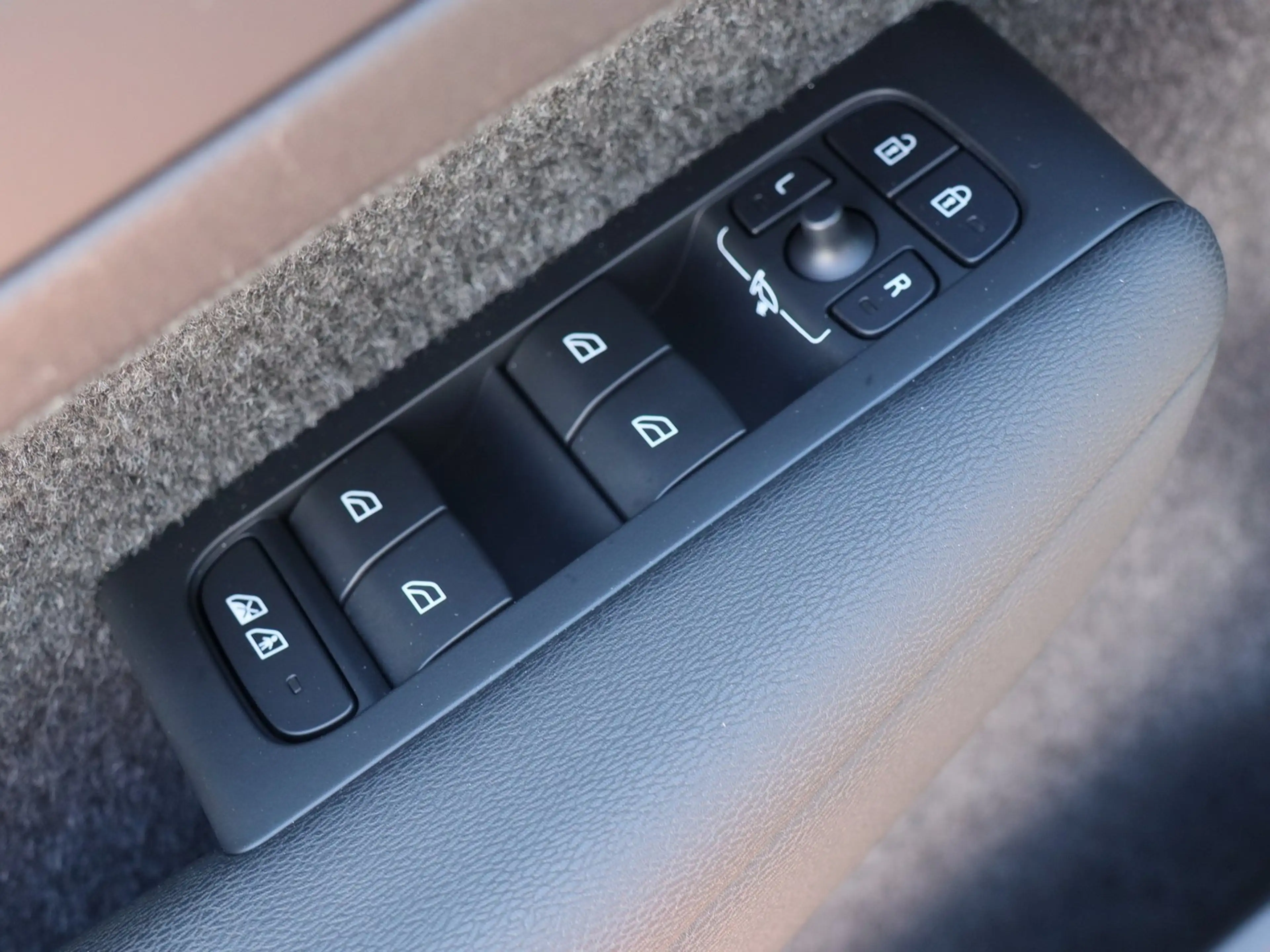 Volvo XC40 Recharge Pure Electric AWD Ultimate — photo 15