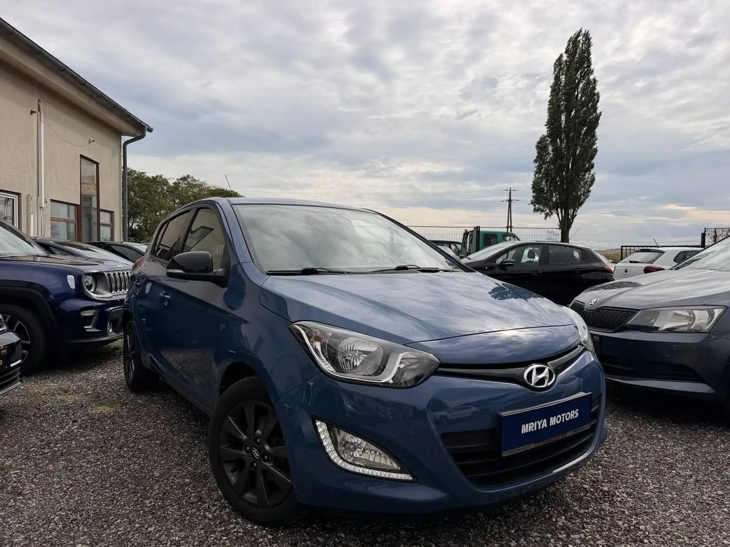 Hyundai i20 1.2 Go | Pickerl neu | 8-fach bereift | Tempomat Blau - 1
