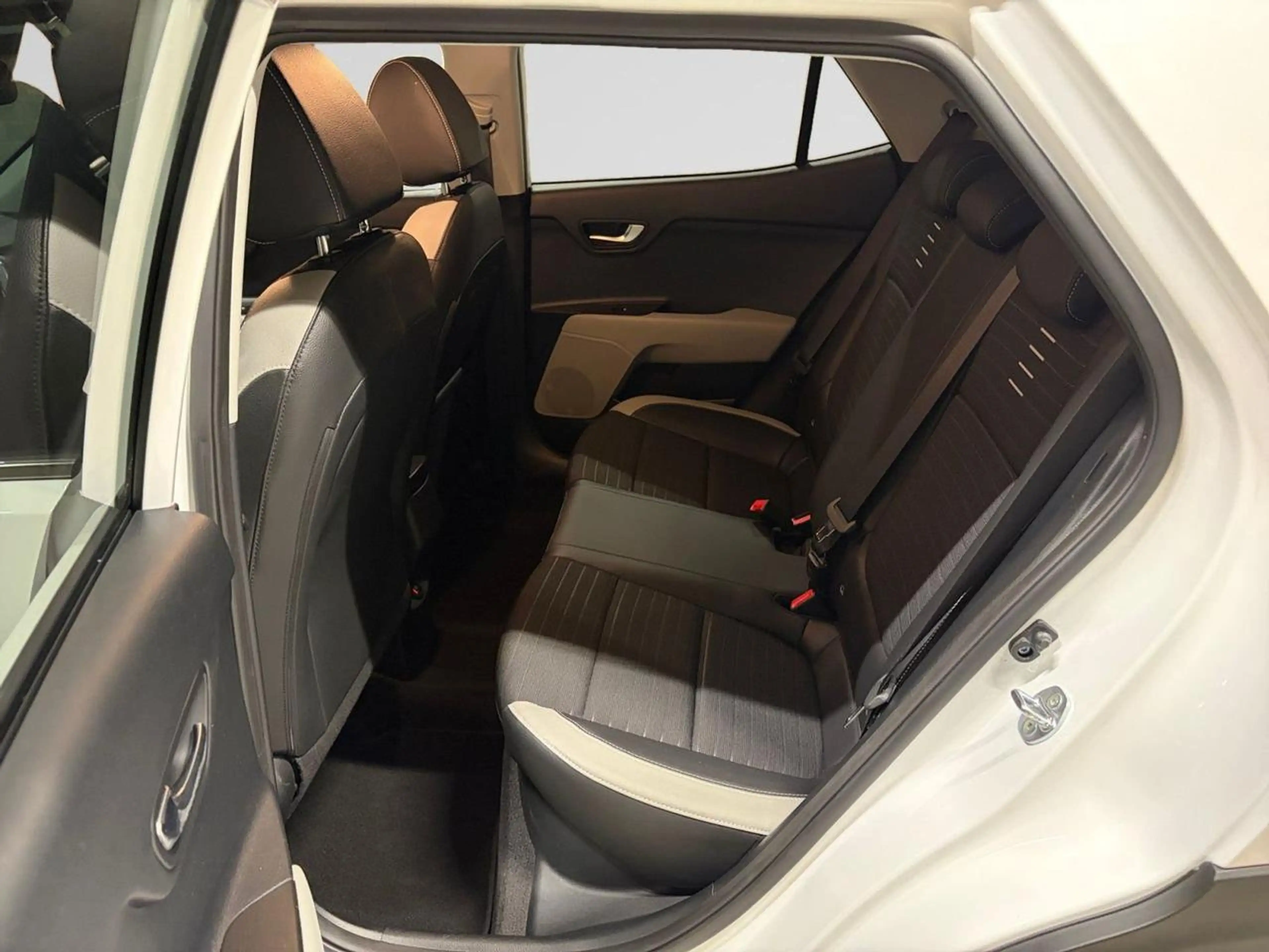 Kia Stonic INSPIRE 1.0T 100CV *DEMO*LED* — photo 6
