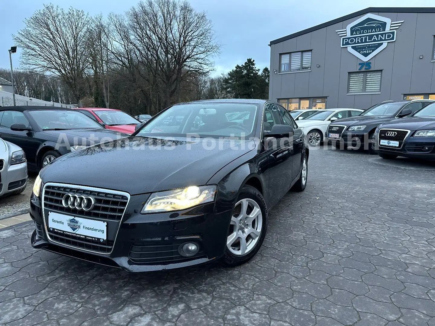 Audi A4 Lim. Attraction/109TKM/Xenon/SHZ/PDC/Tempomat Noir - 1