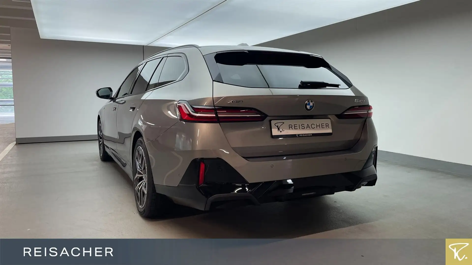 BMW 540 d A xDrive Tou M-Sport,Pano,AHK,DAProf,Autom Grau - 2