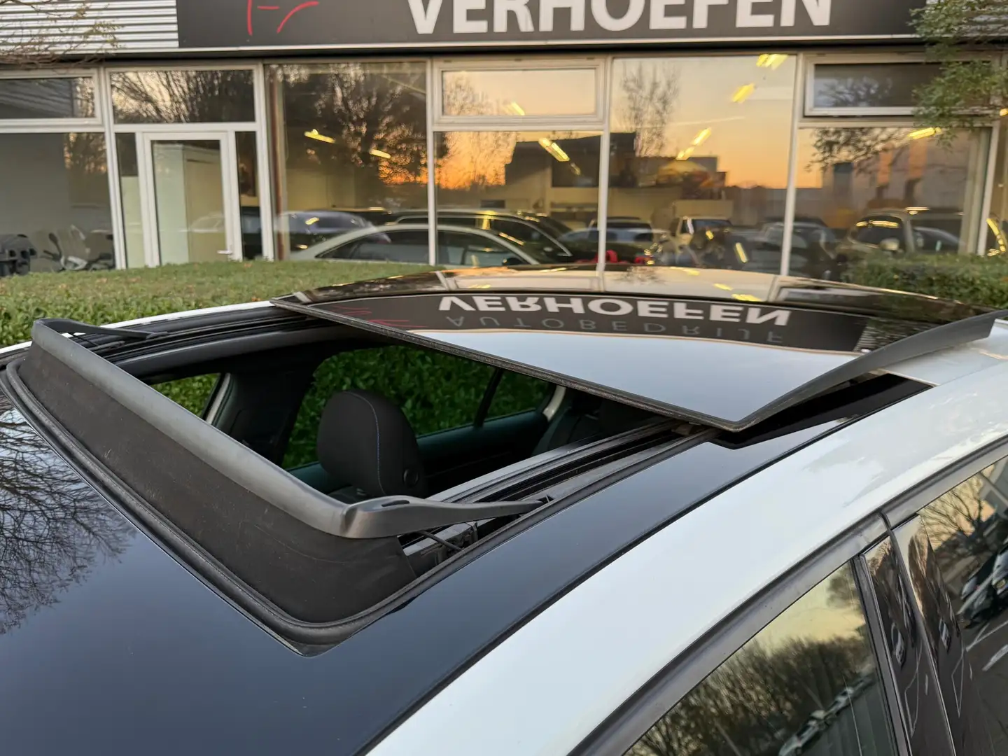 Volkswagen Golf GTE 1.4 TSI - PANORAMADAK - APPLE CARPLAY - TREKHAAK - Wit - 2