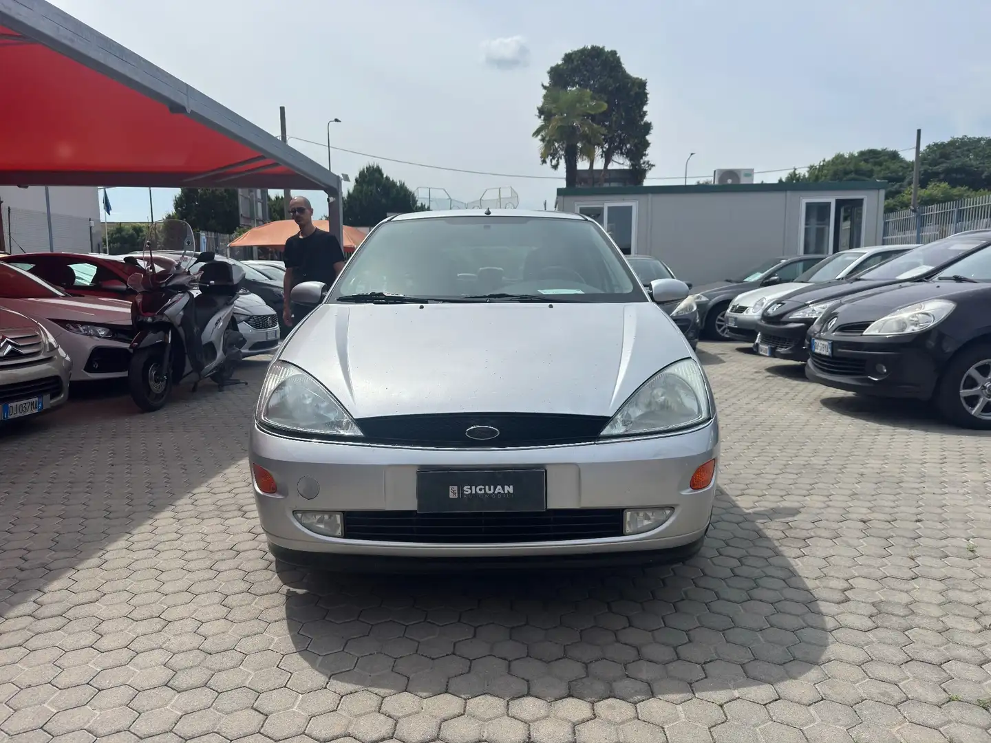 Ford Focus ADATTA A NEOPATENTATI 1.6i 16V cat 5p. Ghia Argent - 2