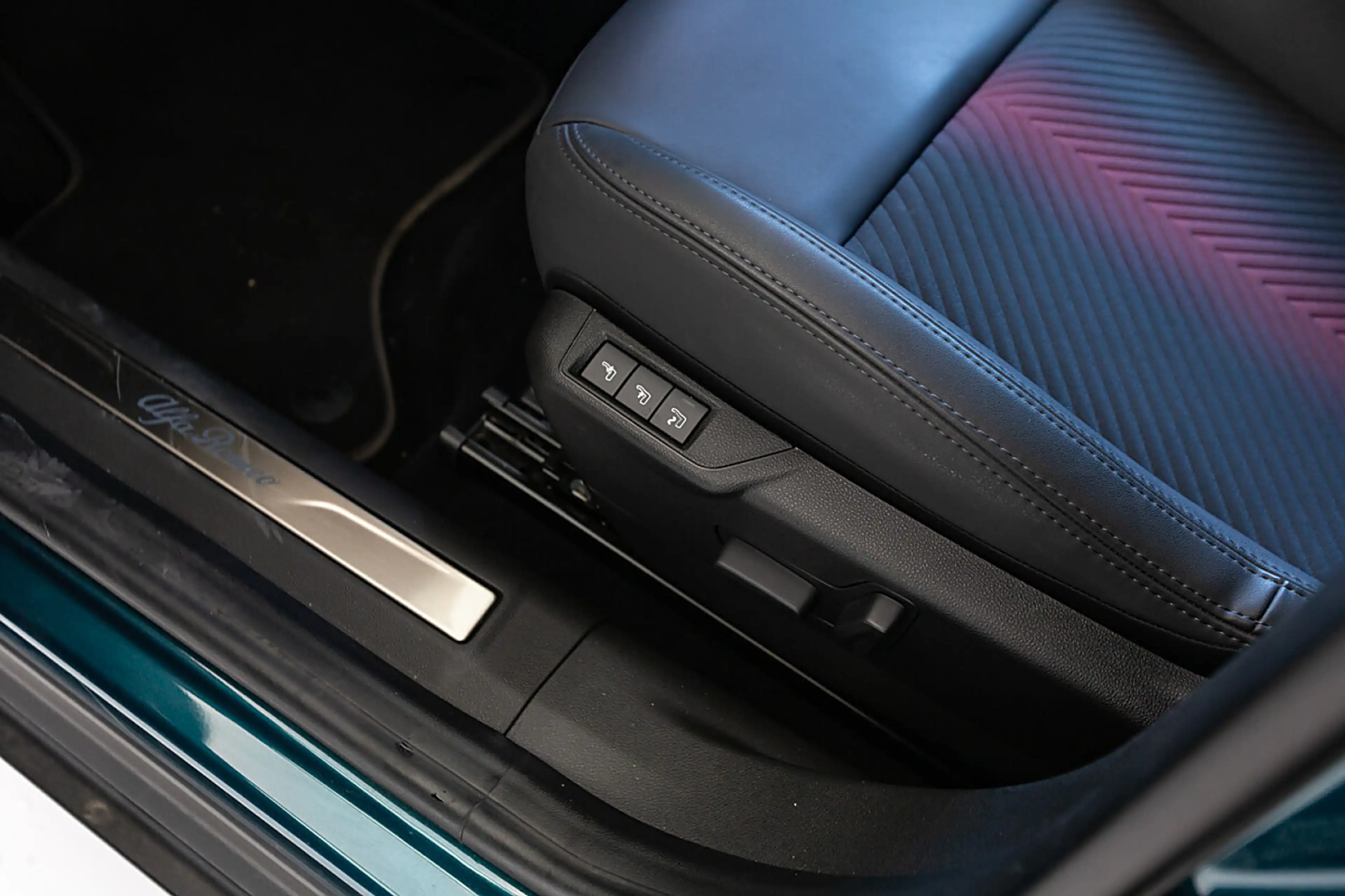 Alfa Romeo Junior 1.2 VGT Mild Hybrid Speciale — photo 12