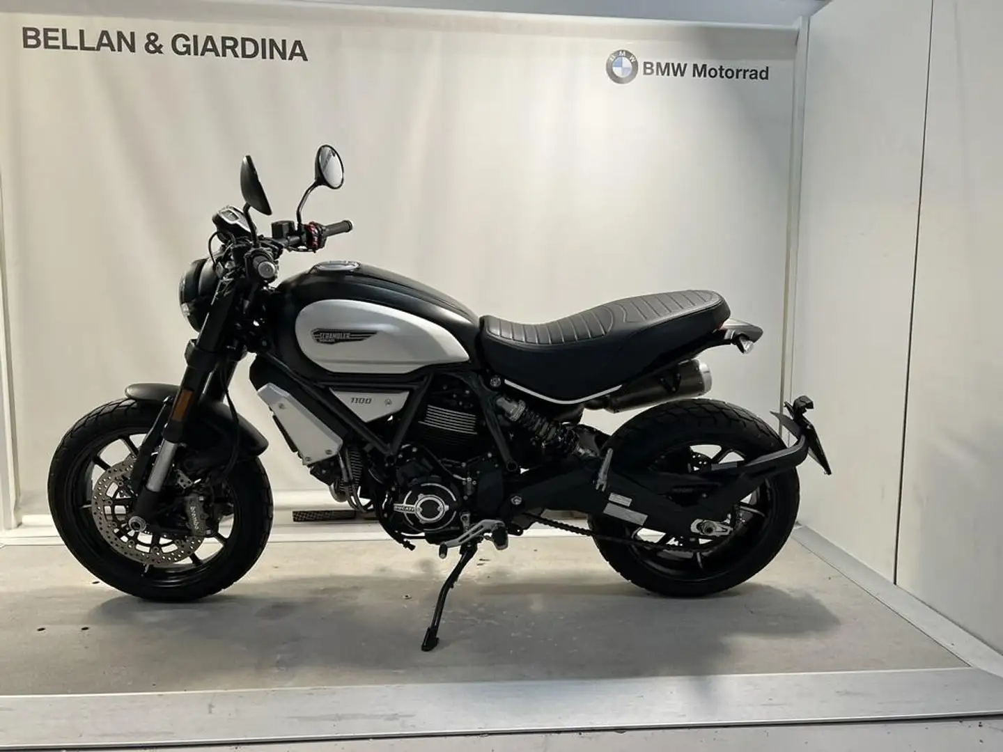 Ducati Dark Pro my21 - 1