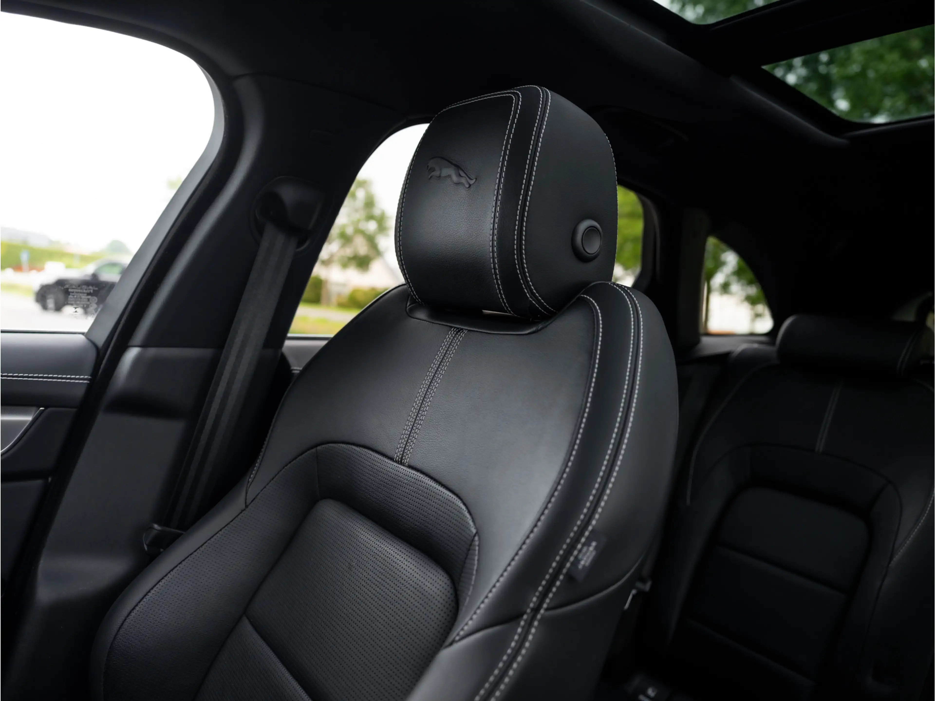 Jaguar F-Pace 2.0 P400e PHEV R-Dynamic S | Panoramisch schuif-/k — photo 44