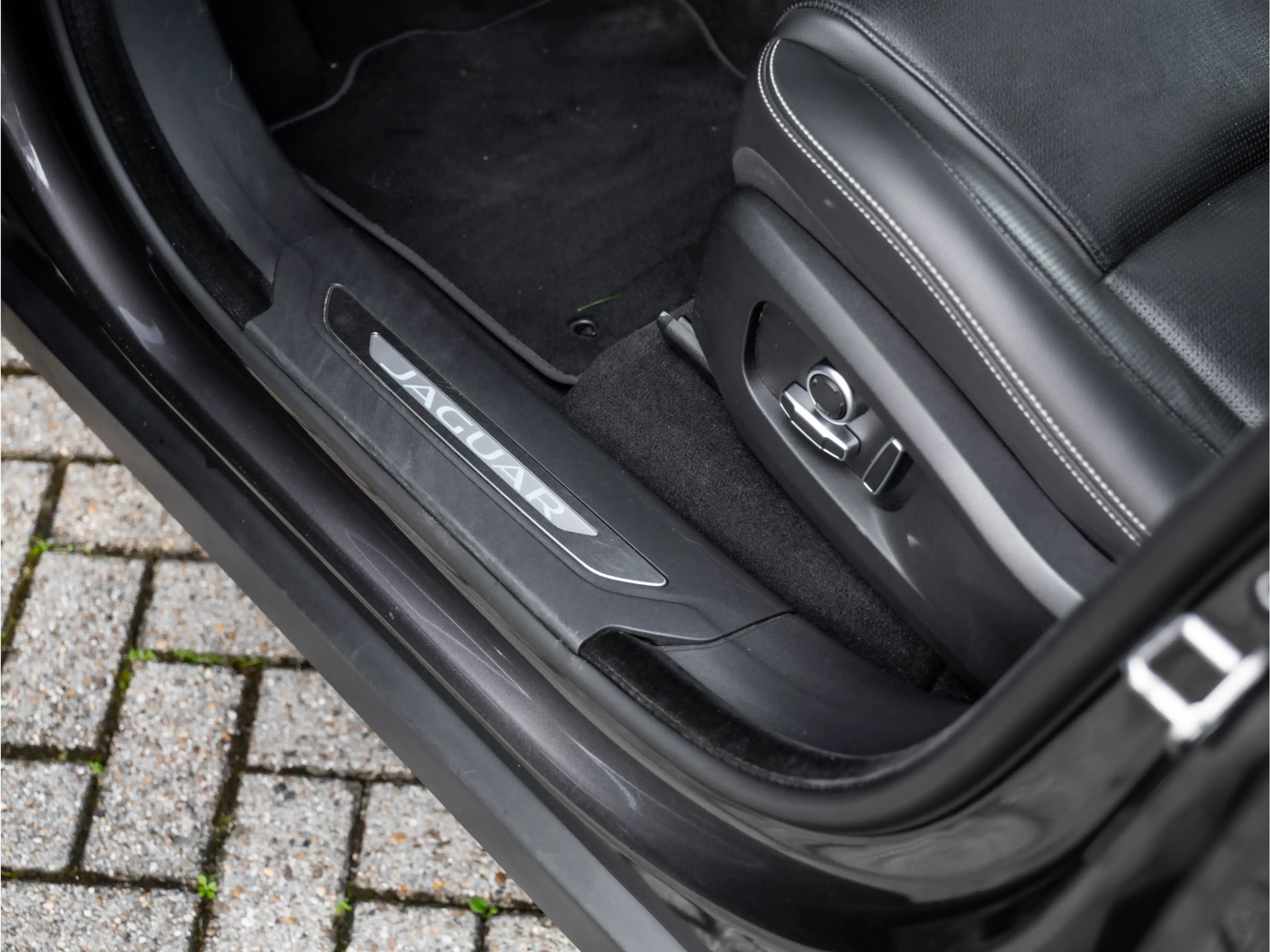 Jaguar F-Pace 2.0 P400e PHEV R-Dynamic S | Panoramisch schuif-/k — photo 31