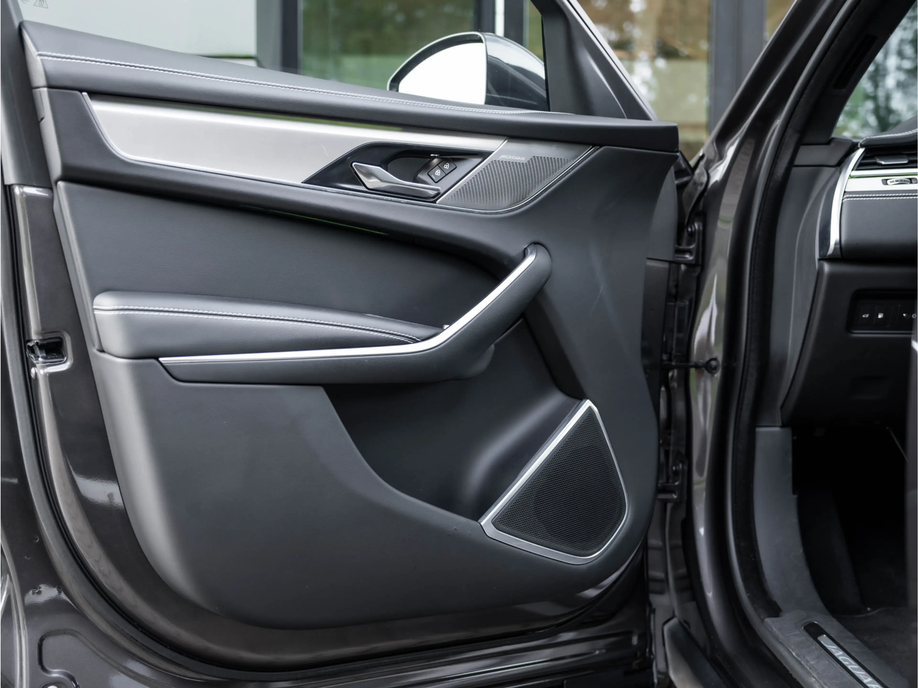Jaguar F-Pace 2.0 P400e PHEV R-Dynamic S | Panoramisch schuif-/k — photo 32