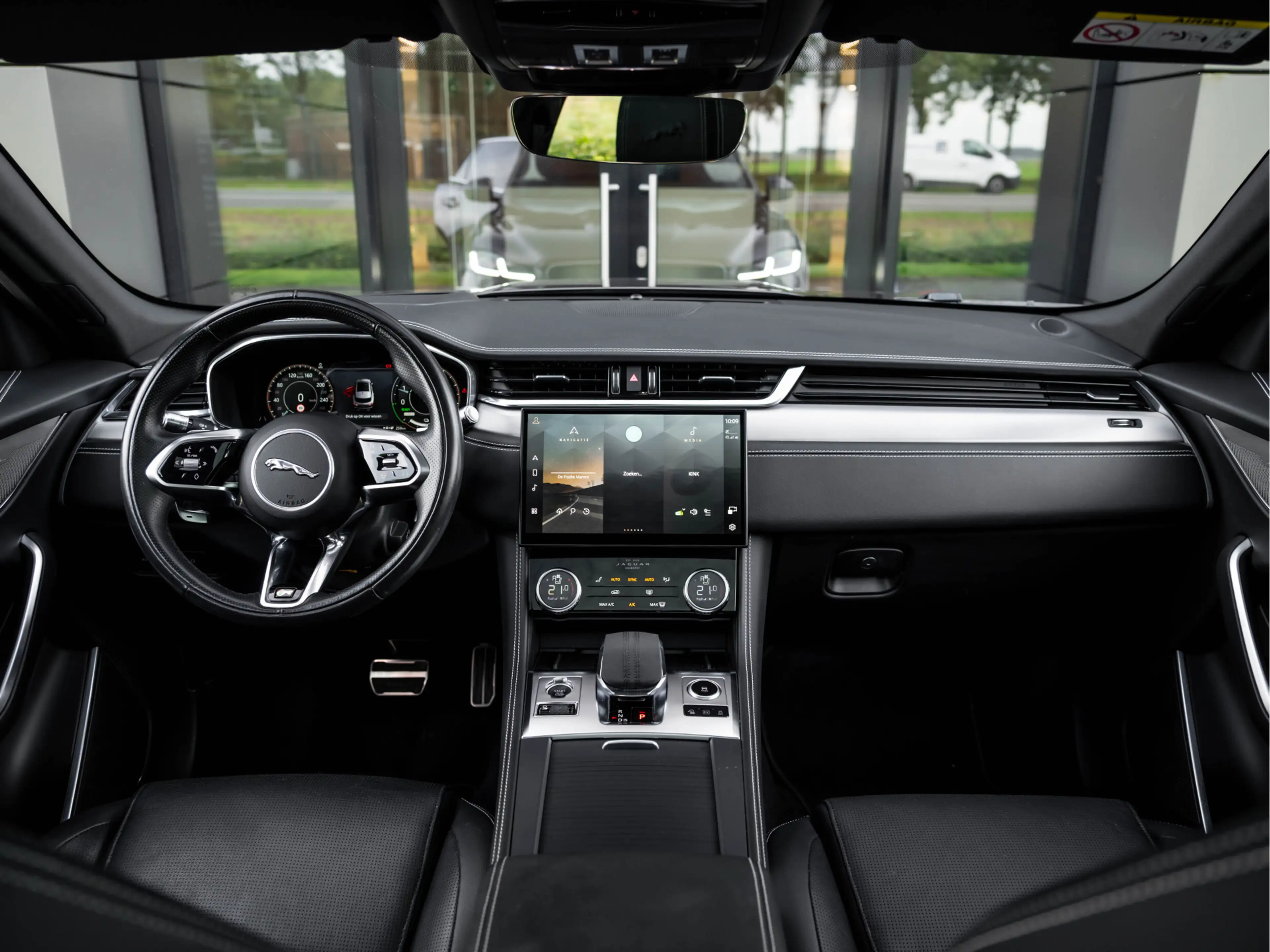 Jaguar F-Pace 2.0 P400e PHEV R-Dynamic S | Panoramisch schuif-/k — photo 17